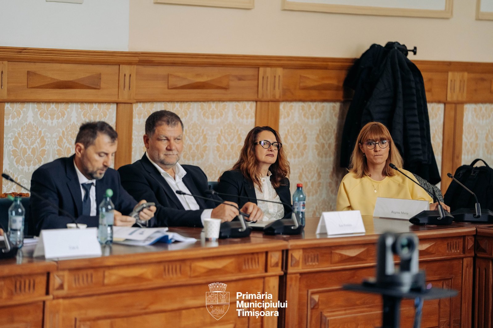 Participanți la întâlnire, la masa din sala de consiliu