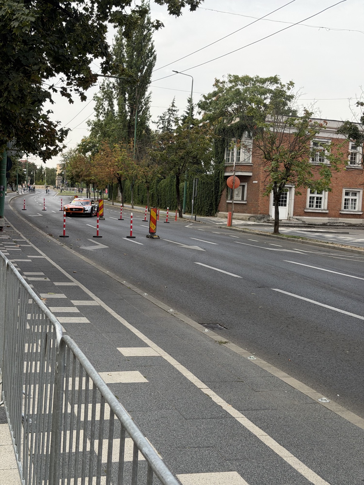 Mașină de curse traversând intersecția din fața Primăriei Timișoara