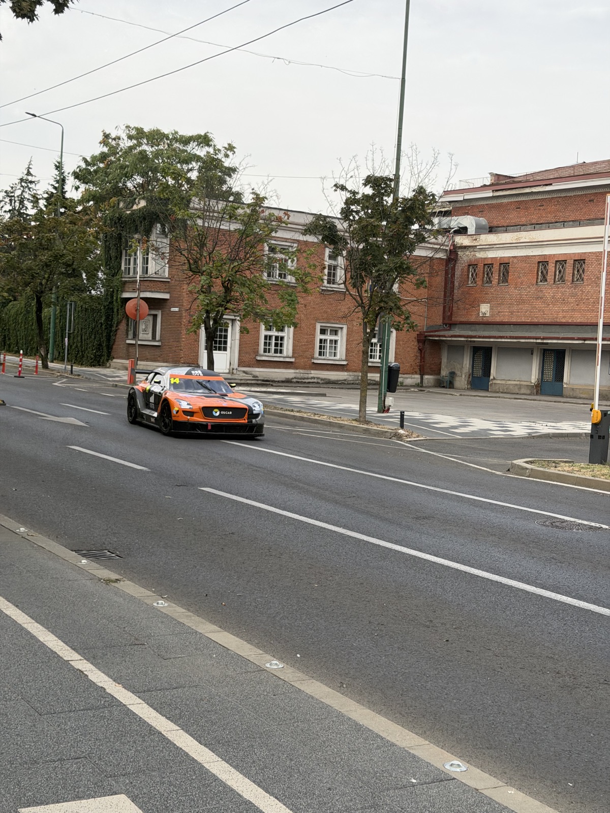 Mașină de curse la Super Rally Timișoara 2026, filmată în apropierea Primăriei