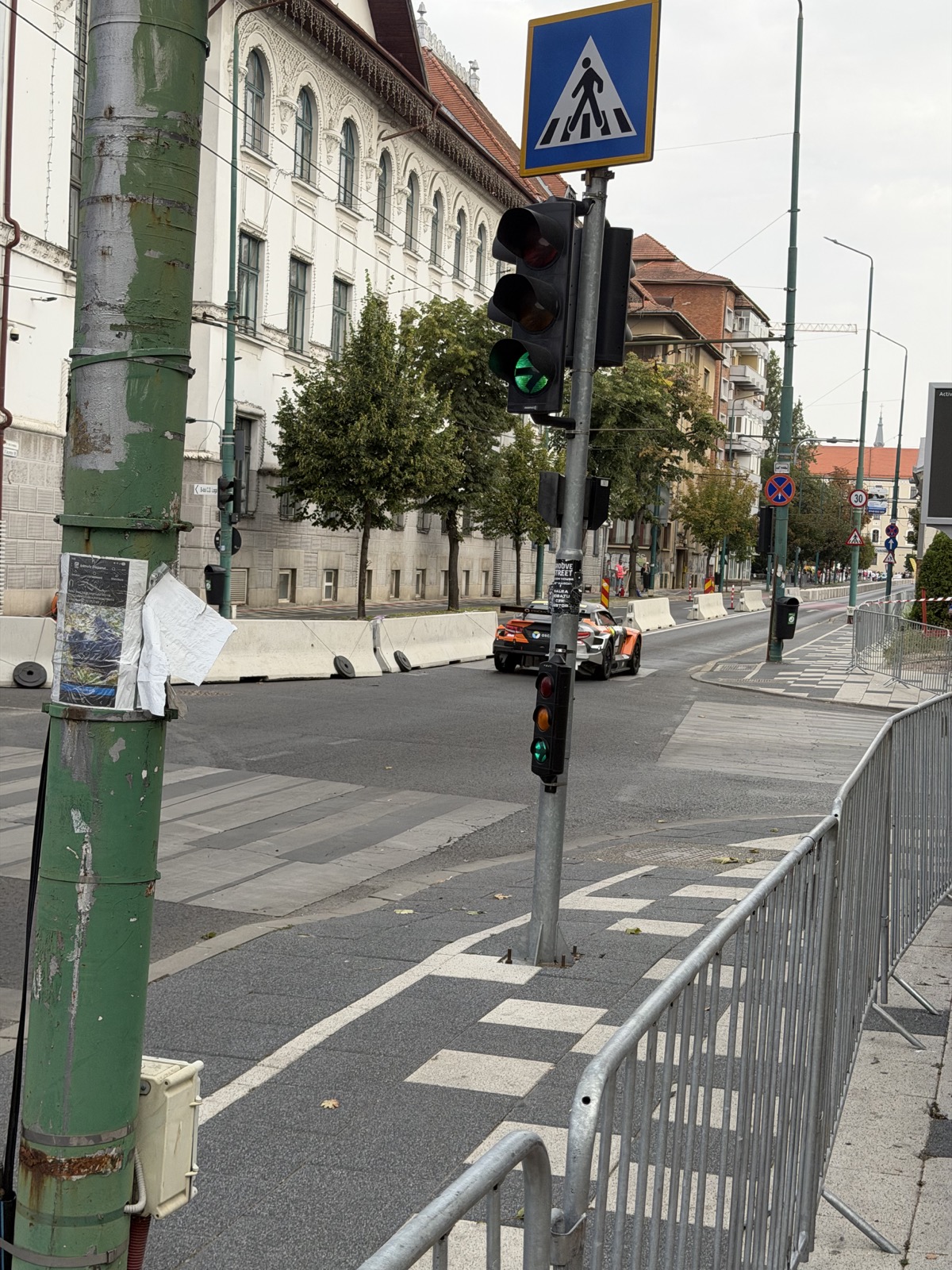 Mașină de curse albastră, filmată în viraj pe traseul din centrul Timișoarei