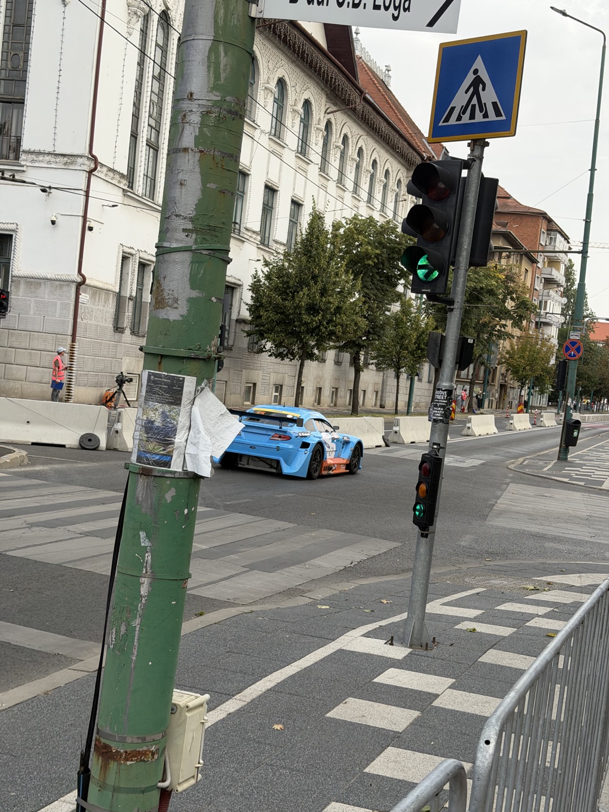 Zonă de spectatori de lângă Primăria Timișoara, la marginea traseului de curse