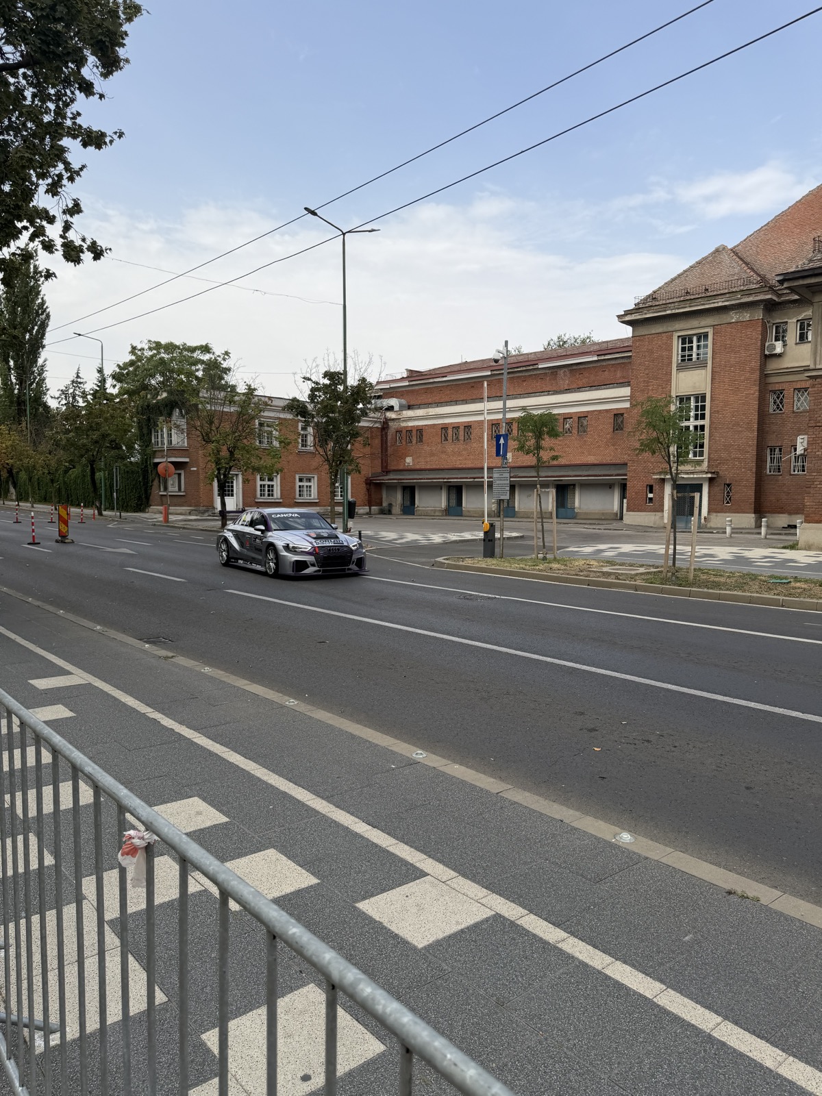 Fațada Primăriei Timișoara, cu traseul de curse amenajat pe stradă