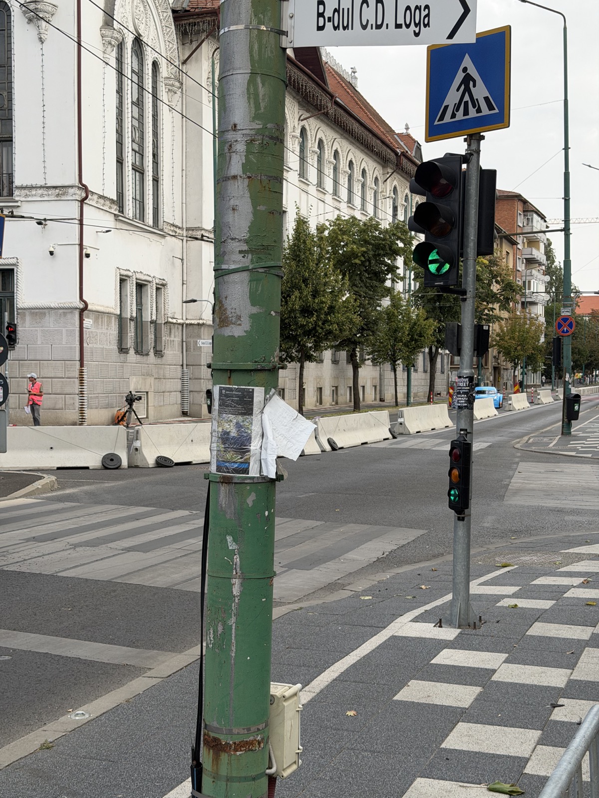 Mașină de curse trecând prin fața Primăriei Timișoara, delimitată cu bandă de avertizare