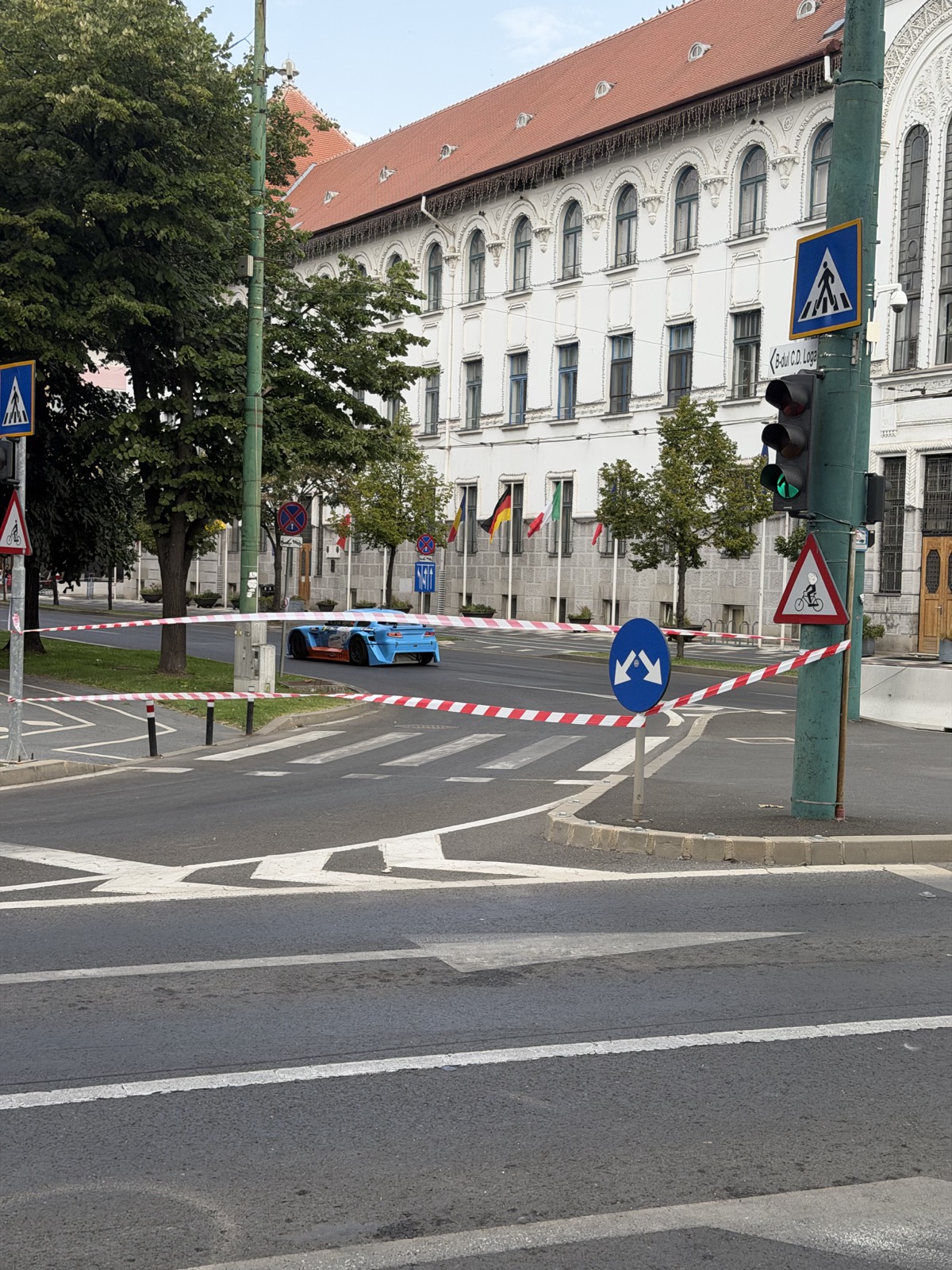 Mașină de curse portocalie, cu sponsorizare OSCAR, pe traseul din centrul Timișoarei
