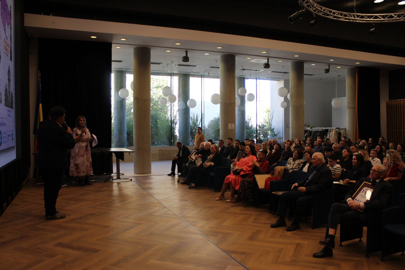 Sala Multifuncțională a Consiliului Județean Timiș, cu publicul în timpul galei