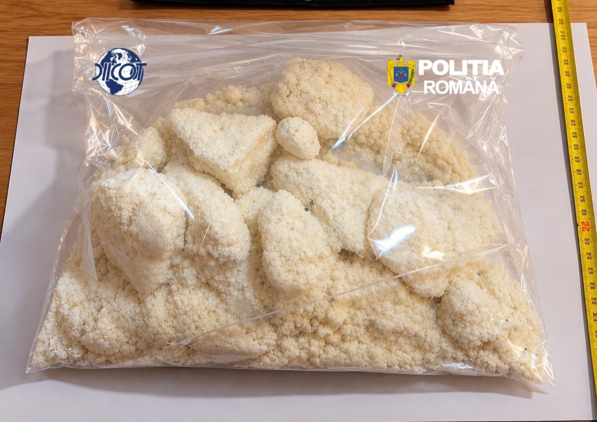 Substanță cristalină albă, în pungă, pusă la dispoziție de poliție