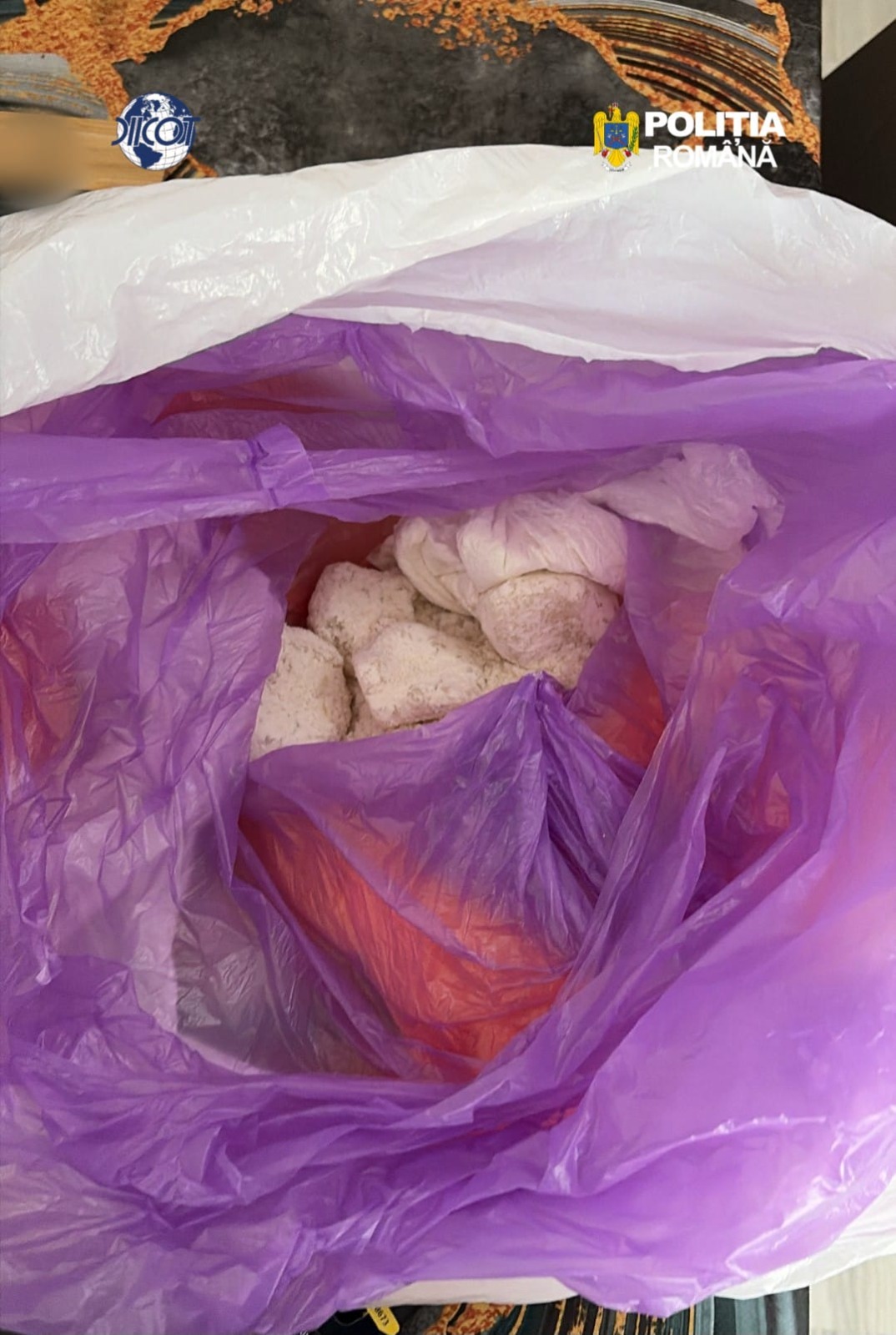 Substanță albă, în pungi de plastic, pusă la dispoziție de poliție
