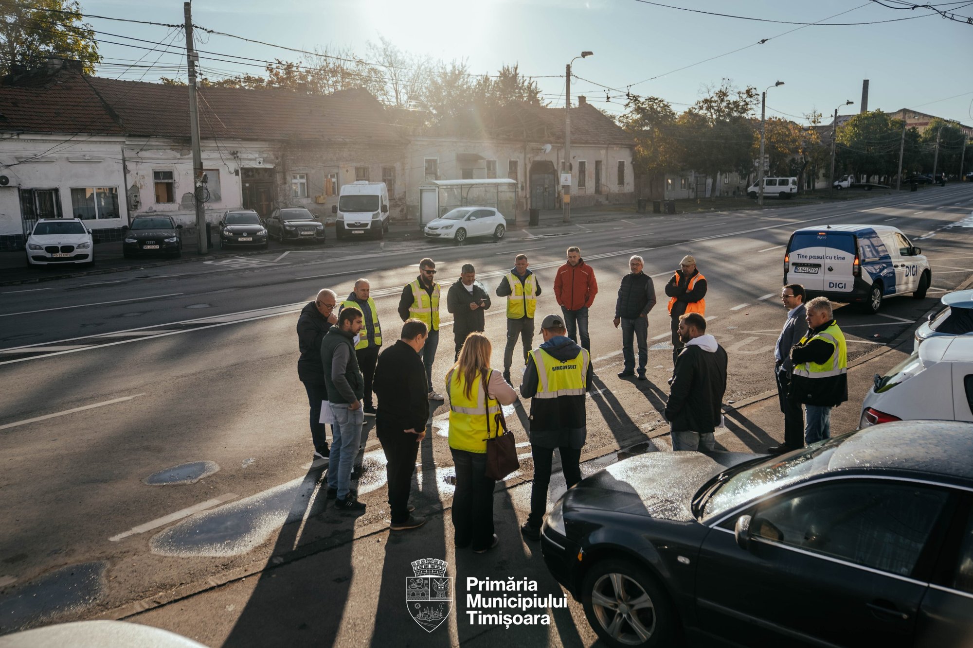 Persoane în veste reflectorizante adunate pe carosabil, într-o intersecție din Timișoara