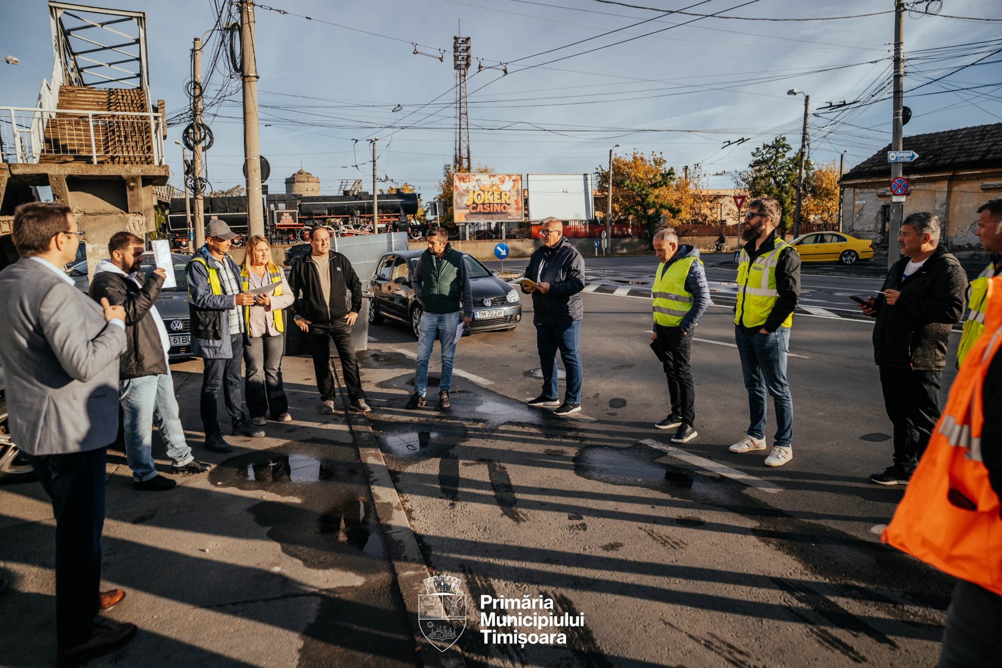 Persoane adunate pe o stradă din Timișoara, într-o zonă cu linii de troleibuz deasupra