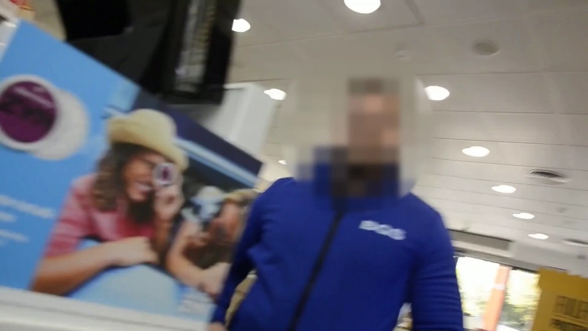 Cadru din videoclip, cu fața persoanei filmate blurată