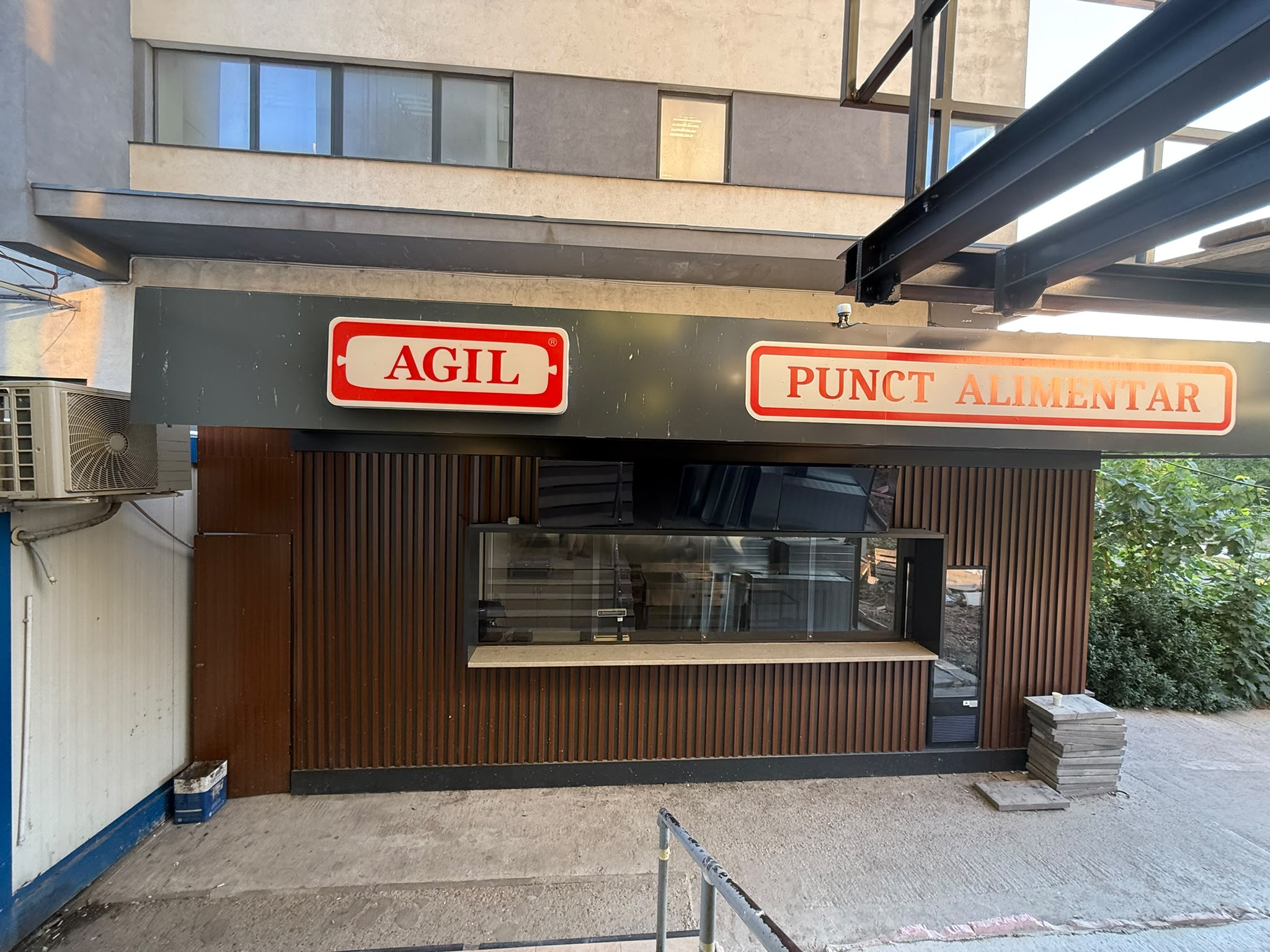 Punct alimentar AGIL în pregătire lângă intrarea ambulatoriului Spitalului Județean Timiș