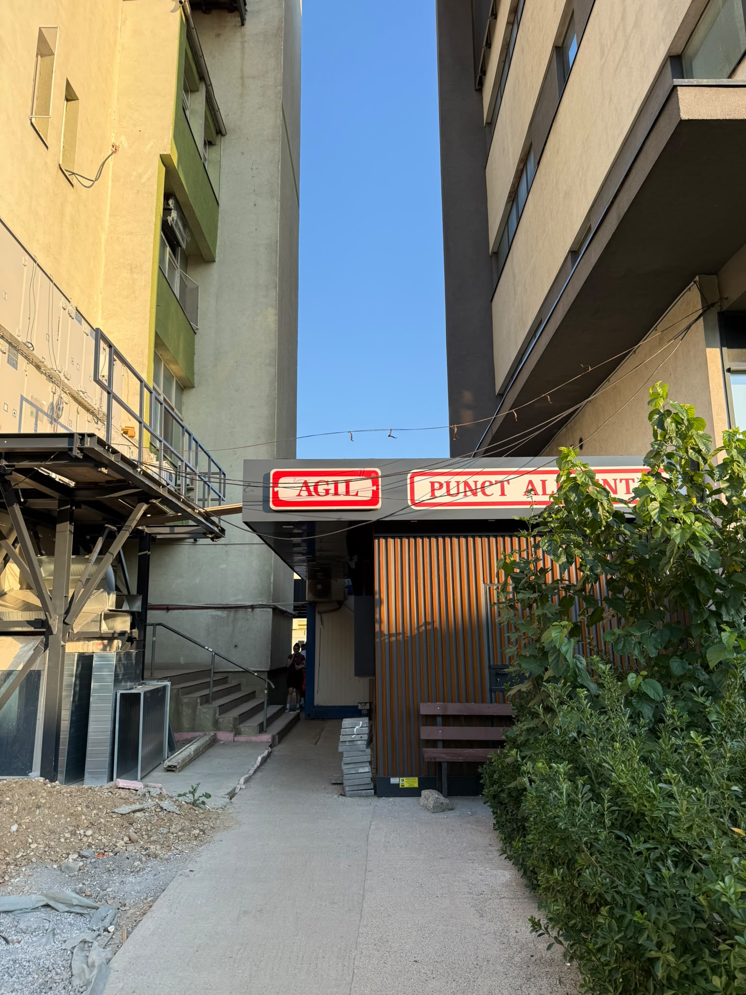 Aleea de acces spre intrarea spitalului, cu punctul alimentar AGIL în lateral