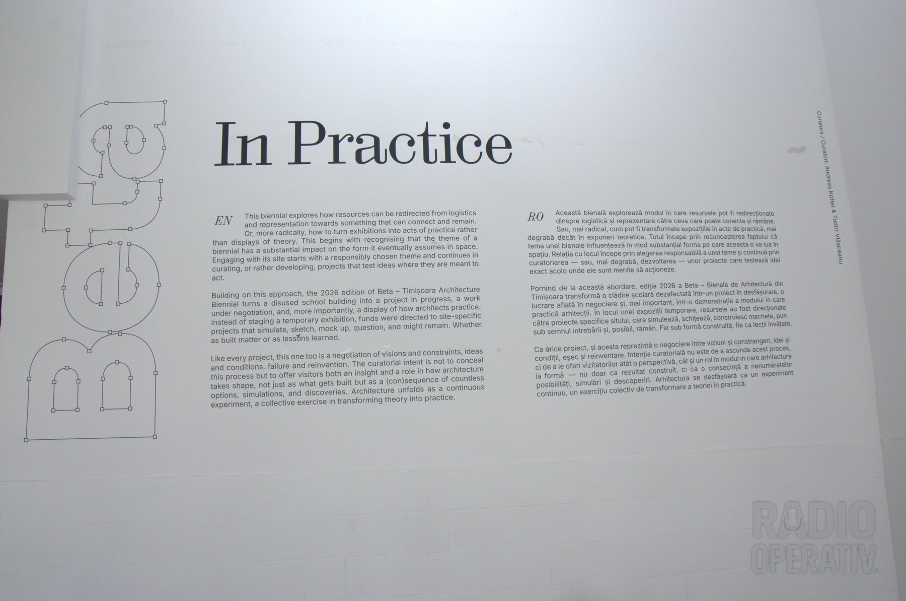 Textul curatorial al secțiunii „In Practice”, bilingv