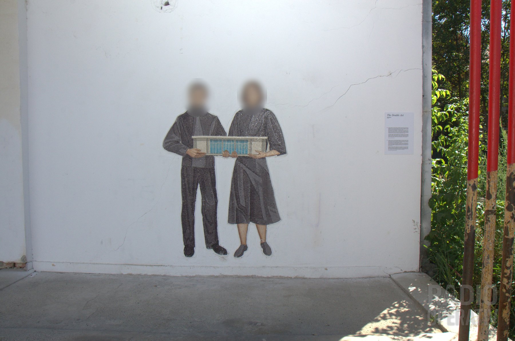 Mozaicul „The Double Act”, pe peretele exterior dintre corpuri