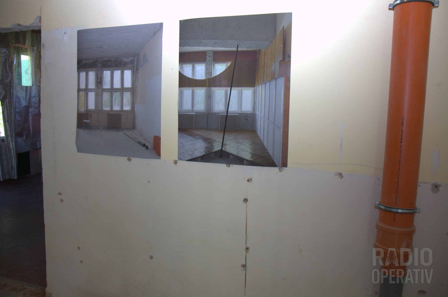 Fotografii „înainte – după” ale aceleiași săli, expuse pe perete