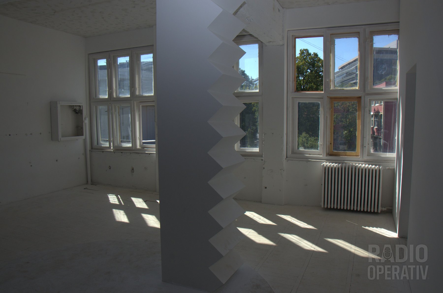 Paravan-acordeon într-o sală renovată