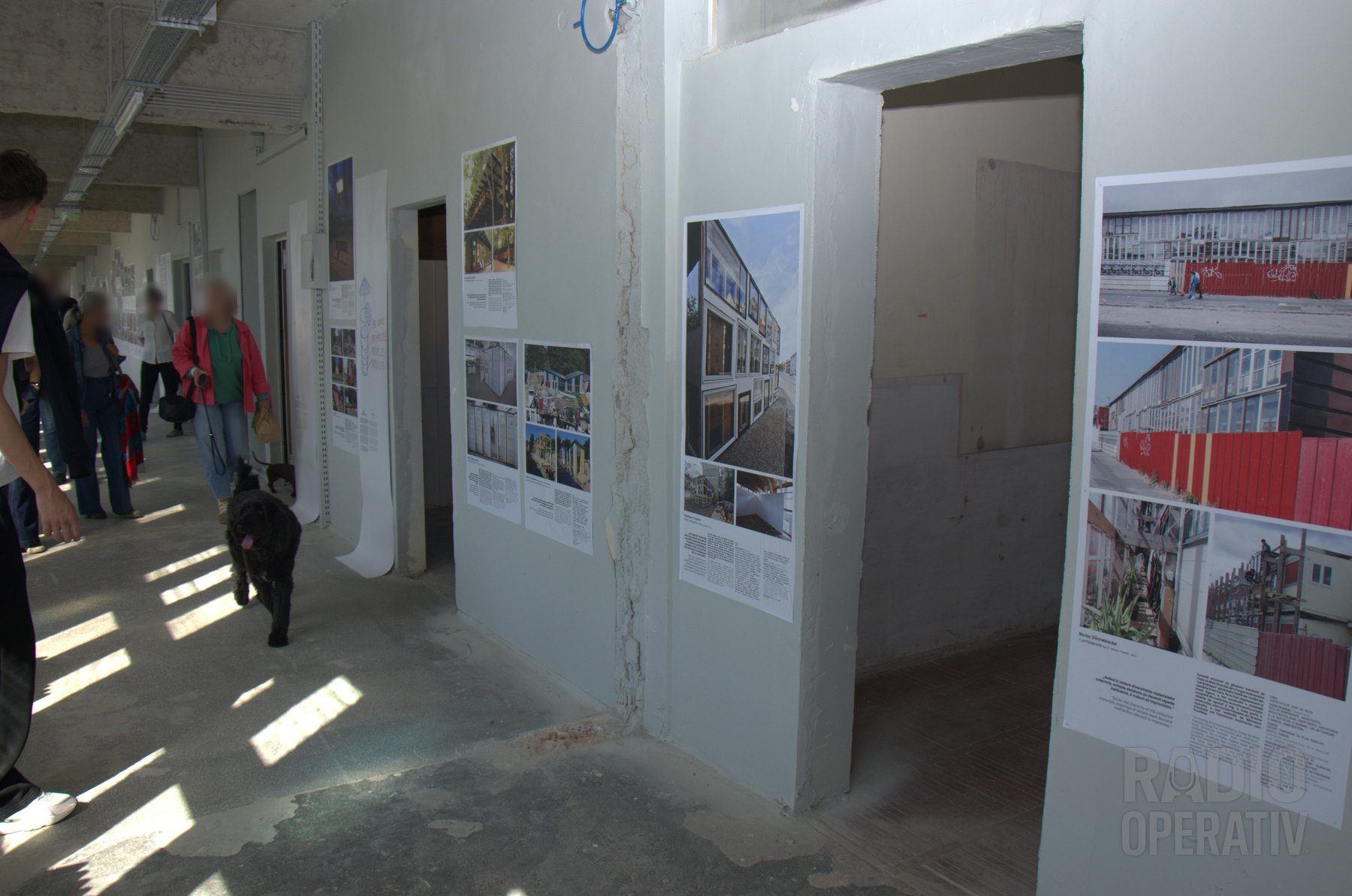 Culoarul expoziției documentare, cu vizitatori