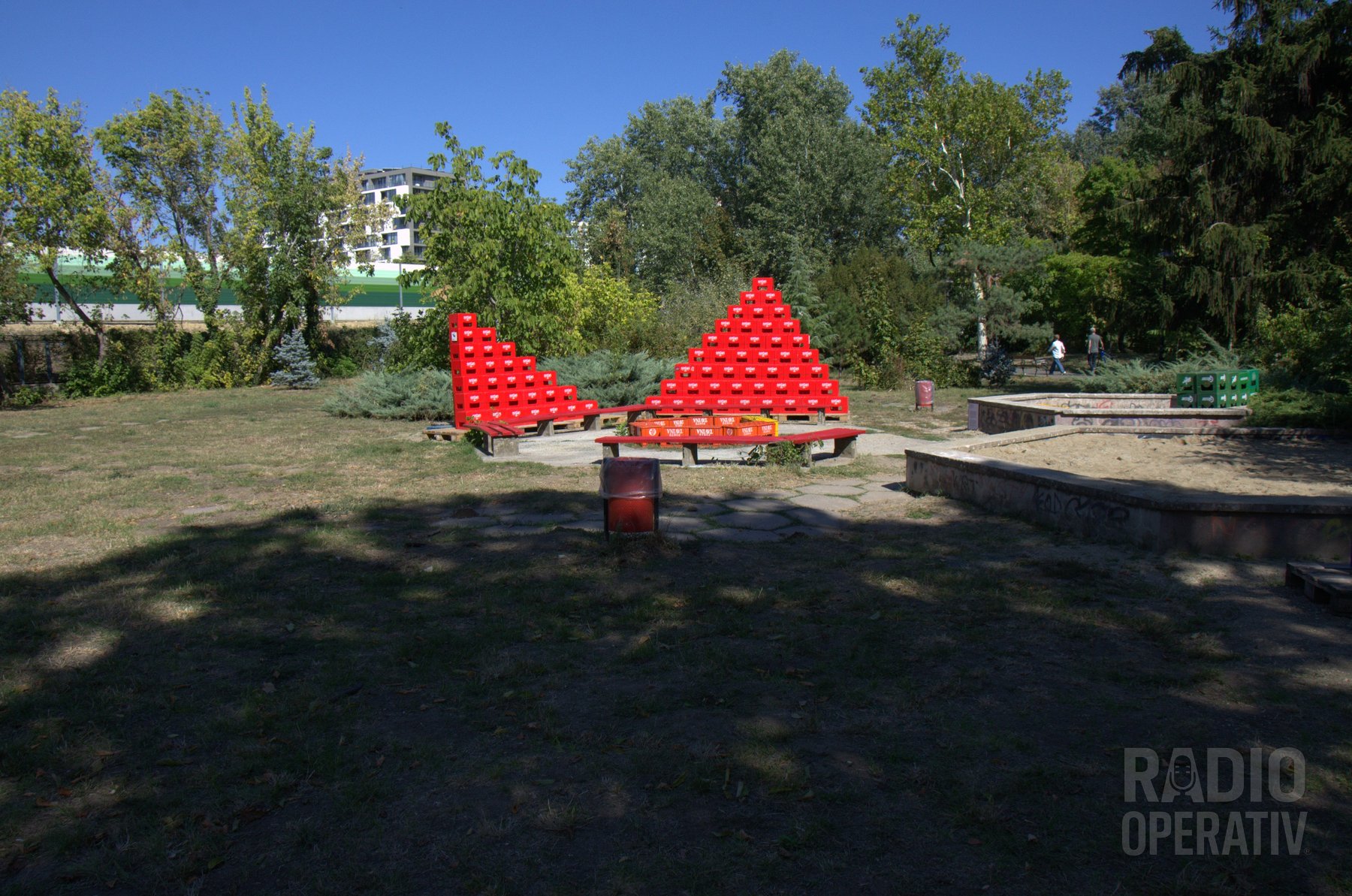 Piramidă și trepte construite din navete de bere, în parc