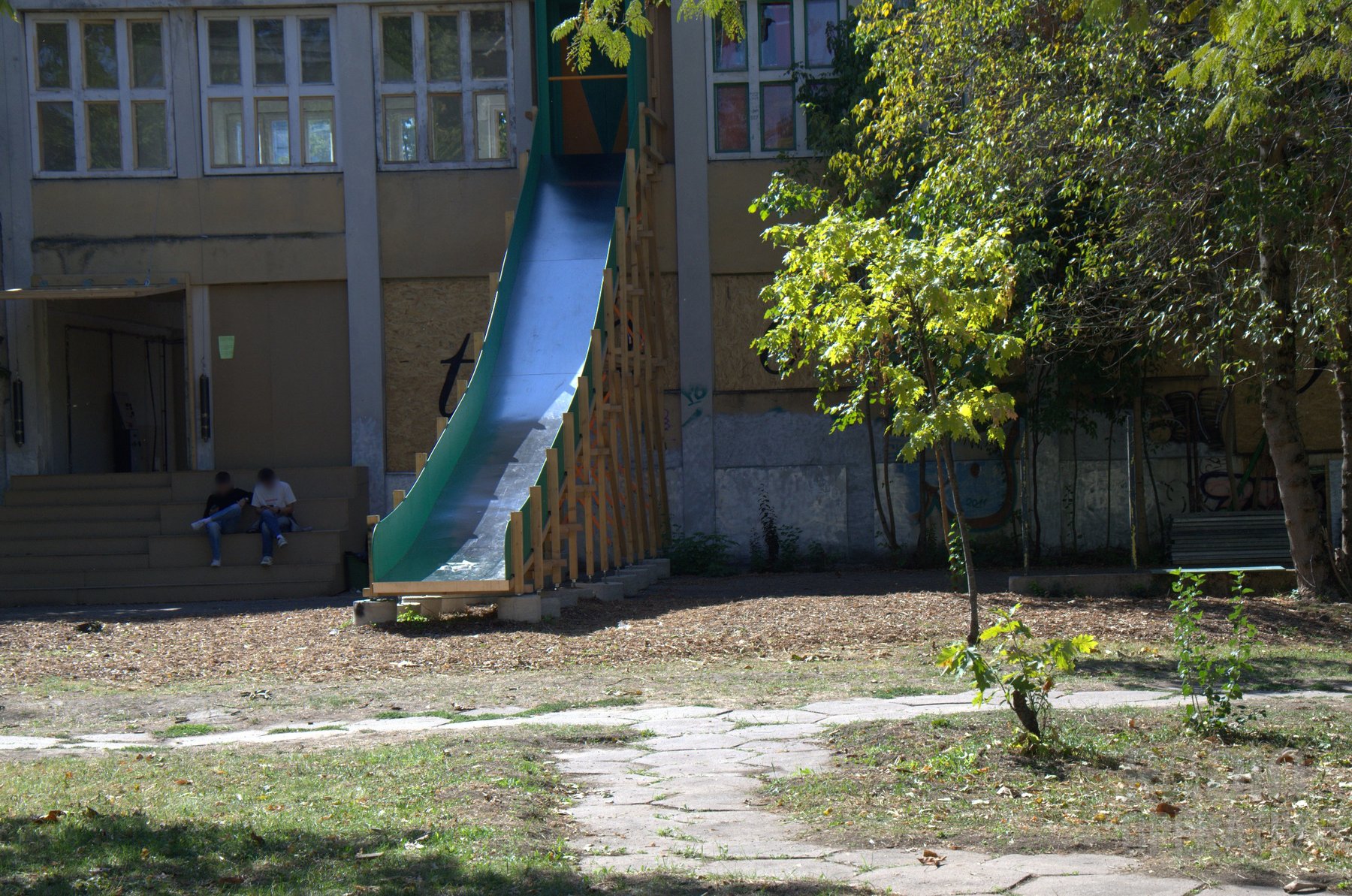 Instalația-poartă „Monument”, amplasată pe aleea parcului