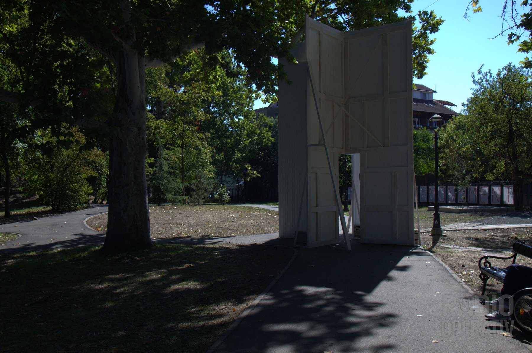 „Monument”: volumul din panouri de lemn, cu golul de trecere