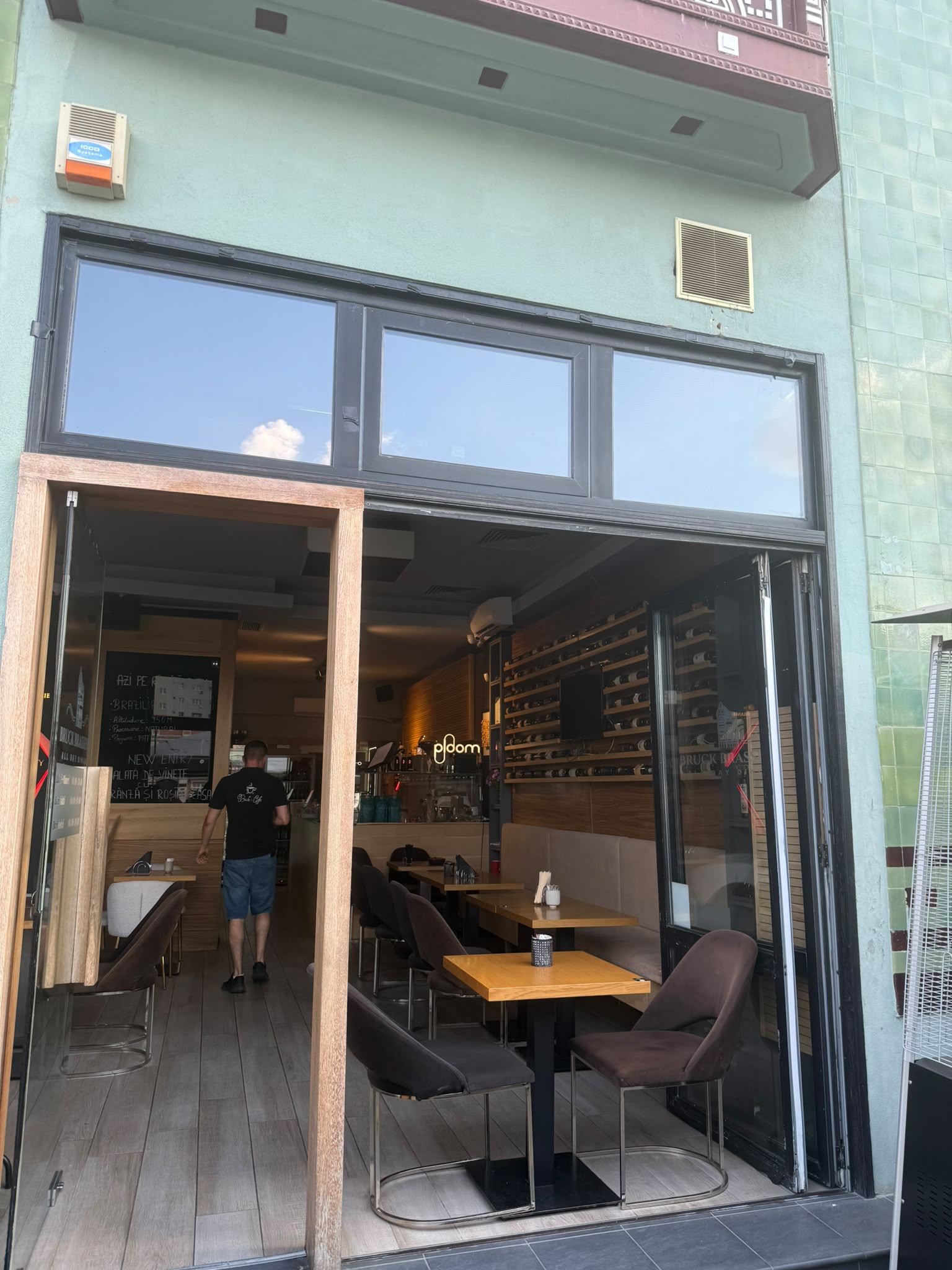 Intrarea și interiorul restaurantului Bruck Brasserie