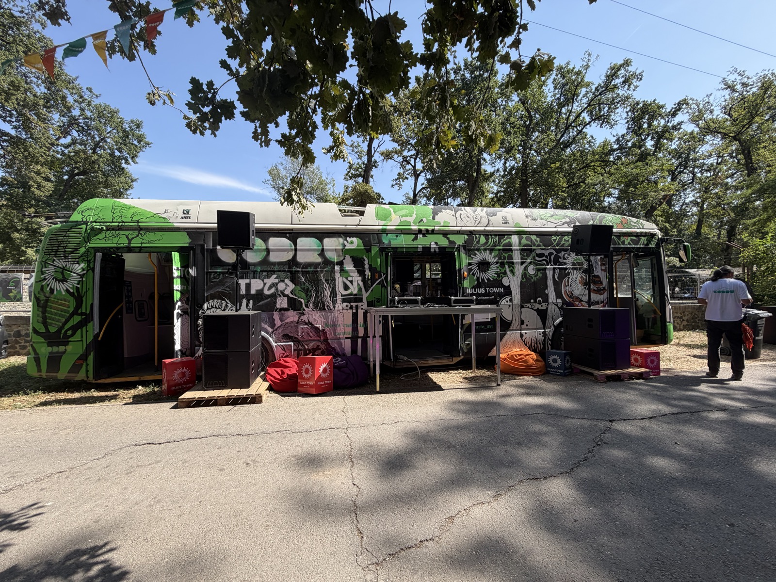 Autobuz STPT transformat în instalație artistică, cu echipament audio montat în exterior