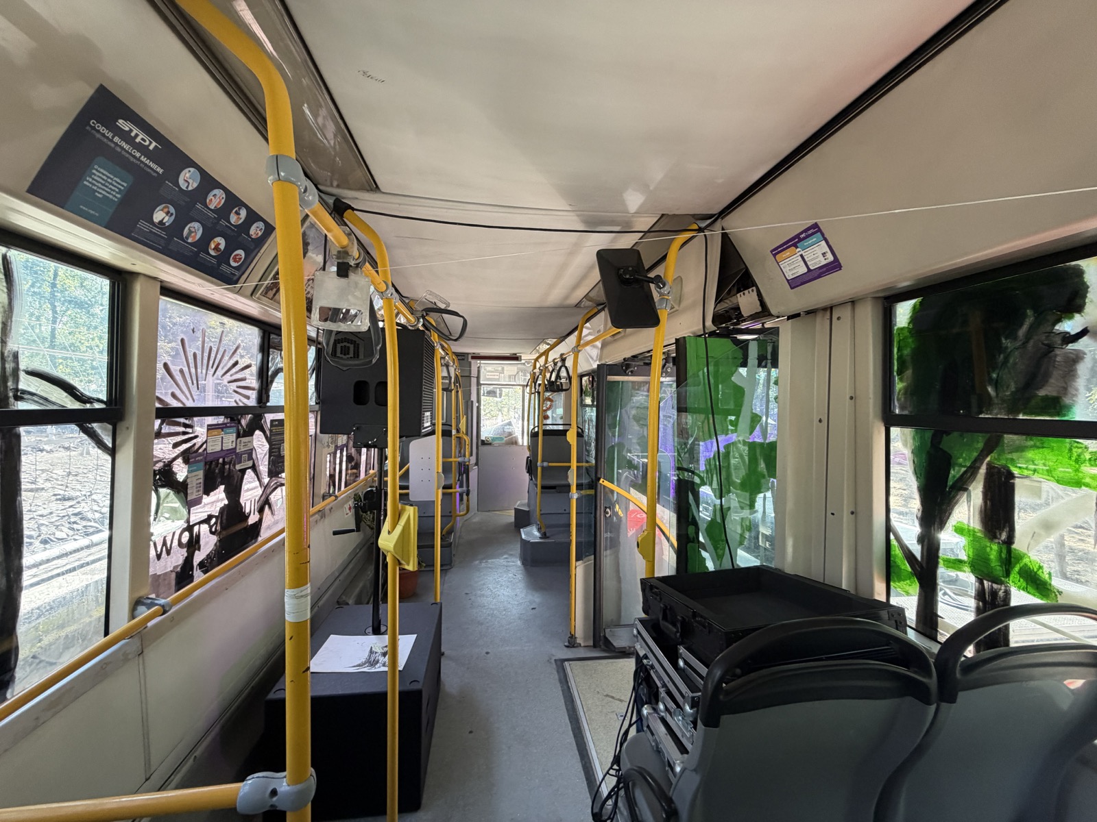 Interiorul autobuzului, cu afișe informative și scaune pentru vizitatori