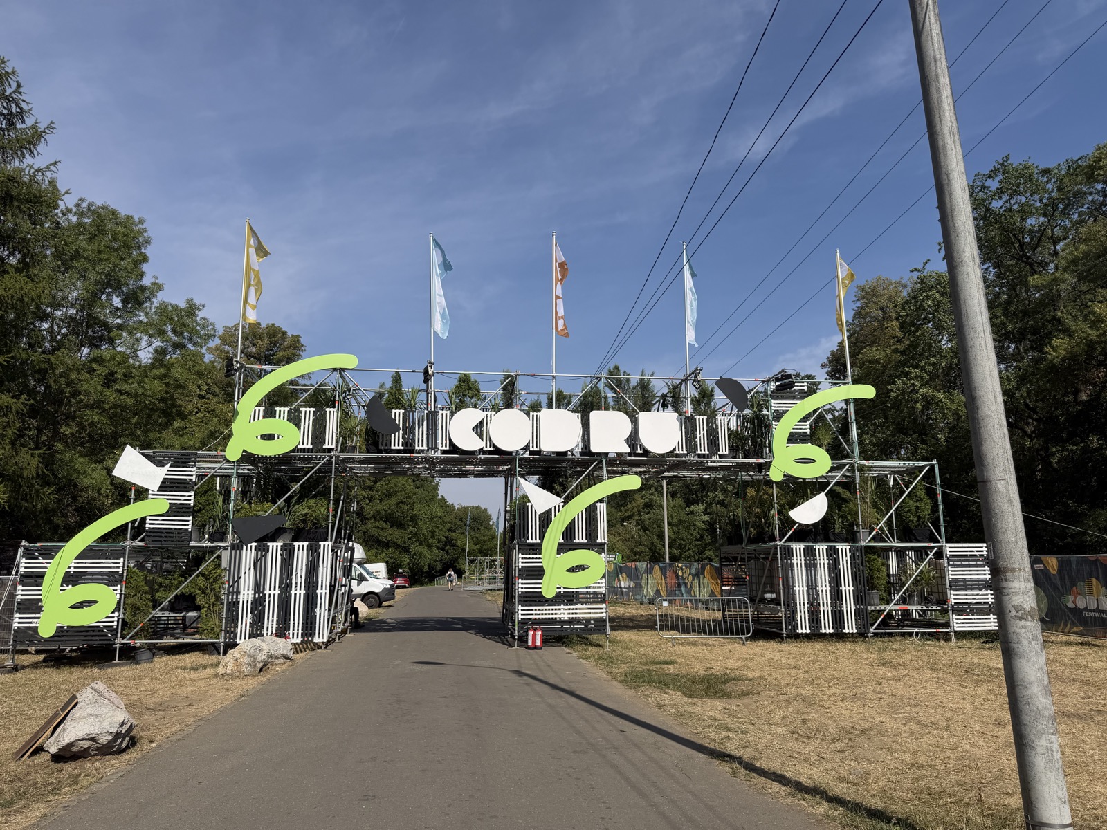 Poarta principală de acces în festival, decorată cu steaguri