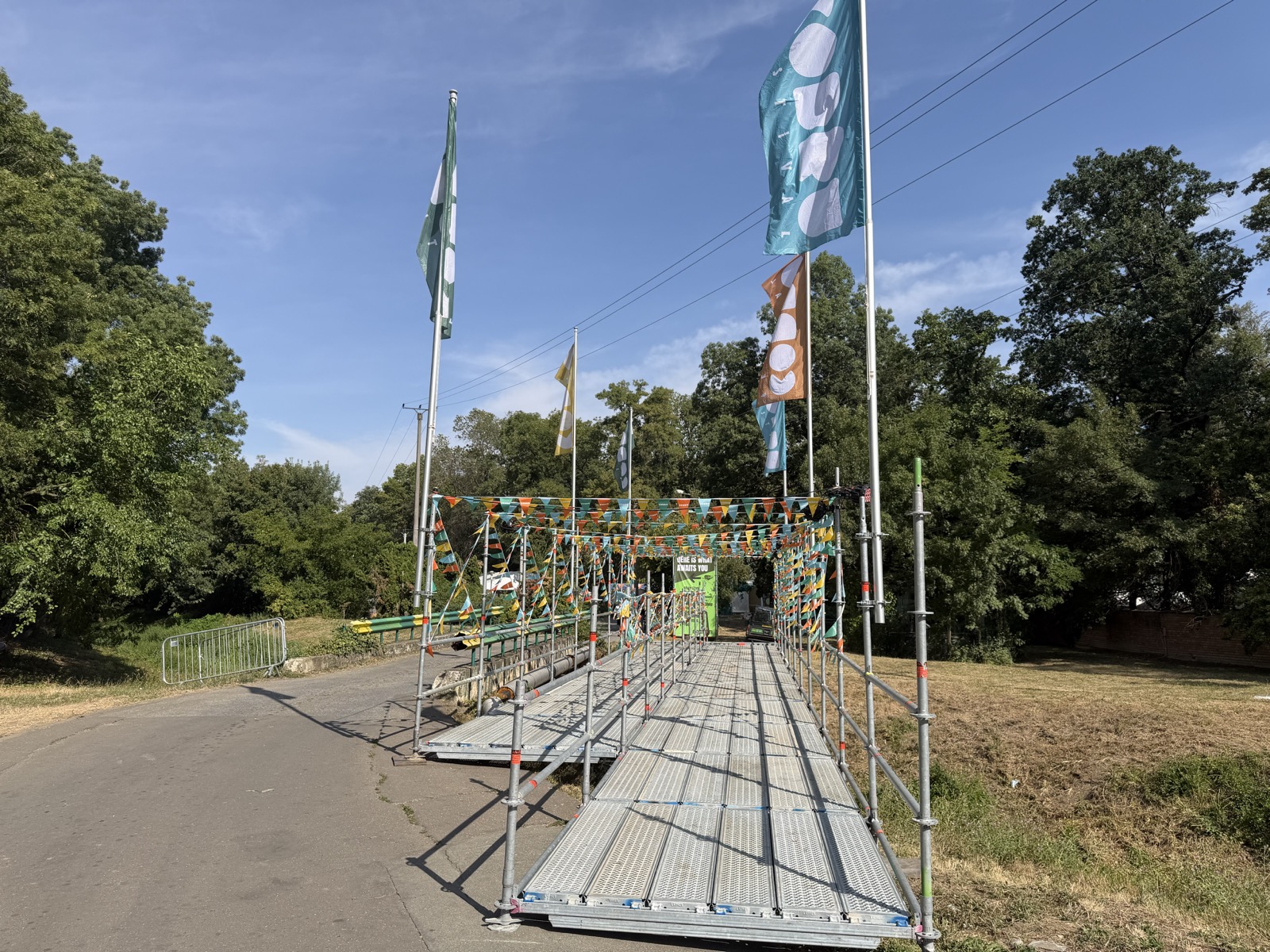 Pasarelă de acces în festival, decorată cu fanioane și steaguri