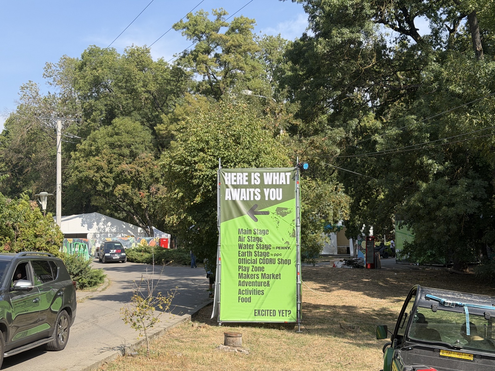 Banner cu zonele festivalului: Main Stage, Air Stage, Water Stage, Earth Stage, Official CODRU Shop, Play Zone, Makers Market, Adventure & Activities, Food