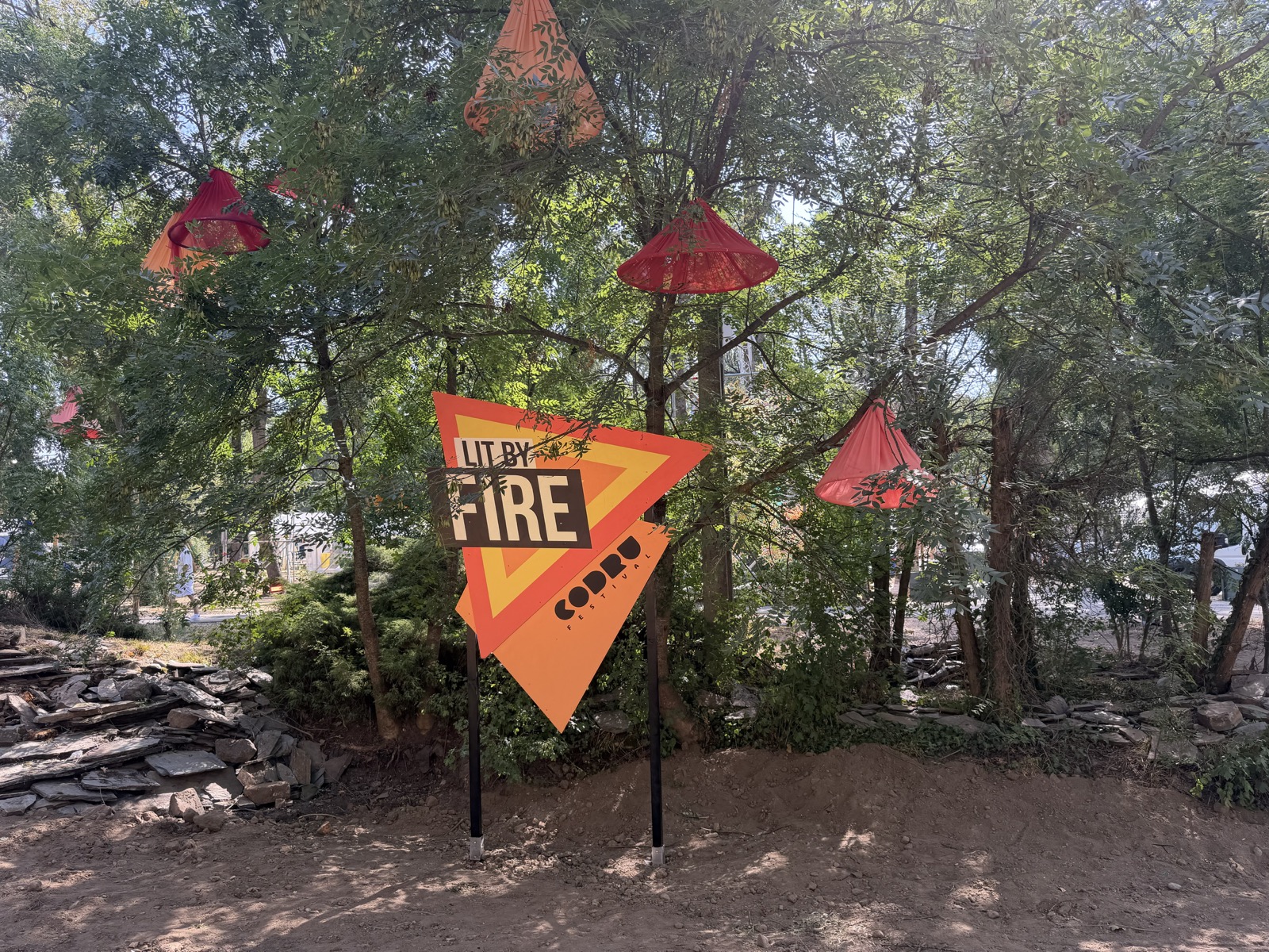 Indicator “Lit by Fire” al CODRU Festival, cu abajururi roșii suspendate în copaci