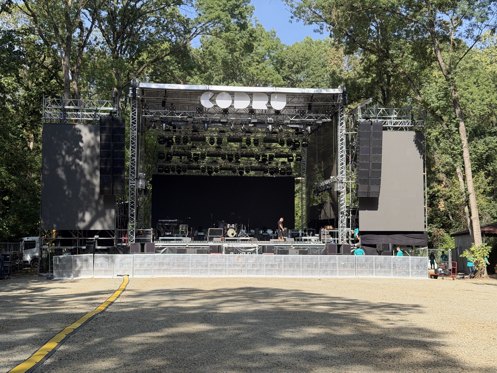 Scena principală a CODRU Festival, în timpul verificărilor tehnice dinaintea concertelor