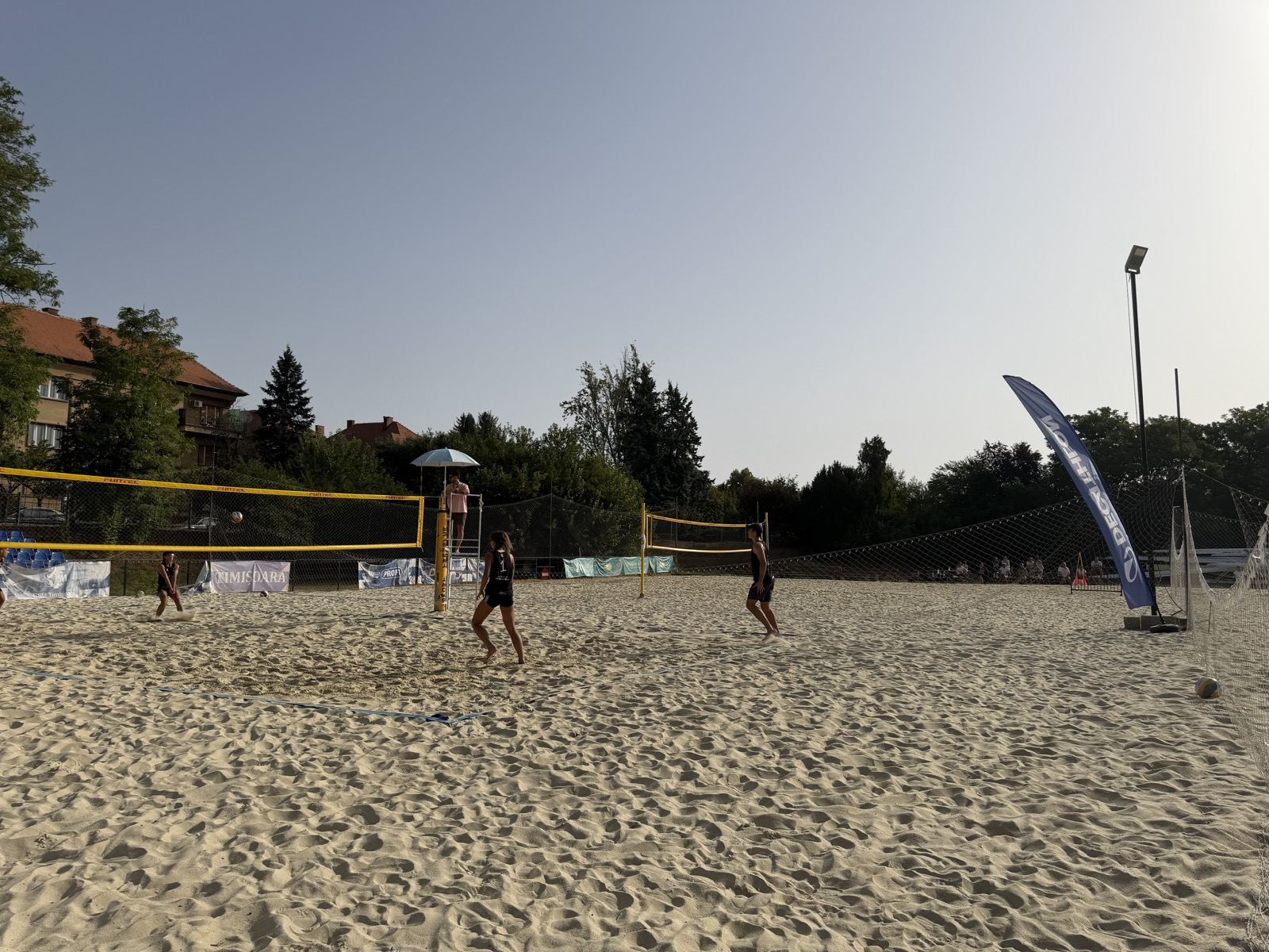 Meci de volei pe plajă, cu spectatori pe margine
