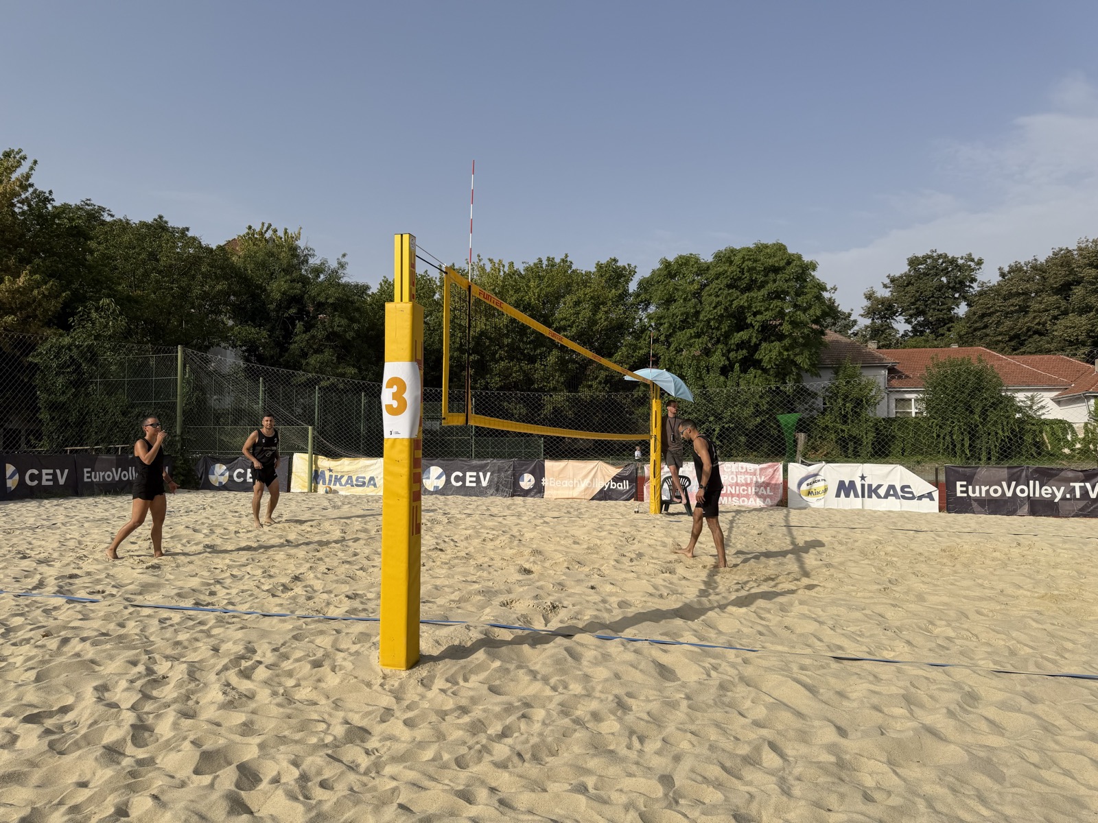 Teren de competiție, cu bannere CEV, Mikasa și EuroVolley.TV, amplasate permanent la baza sportivă din Parcul Rozelor