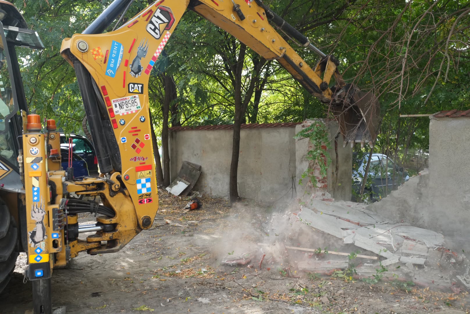 Utilaj al Primăriei Timișoara demolează o construcție ridicată ilegal pe terenul public de pe Calea Girocului