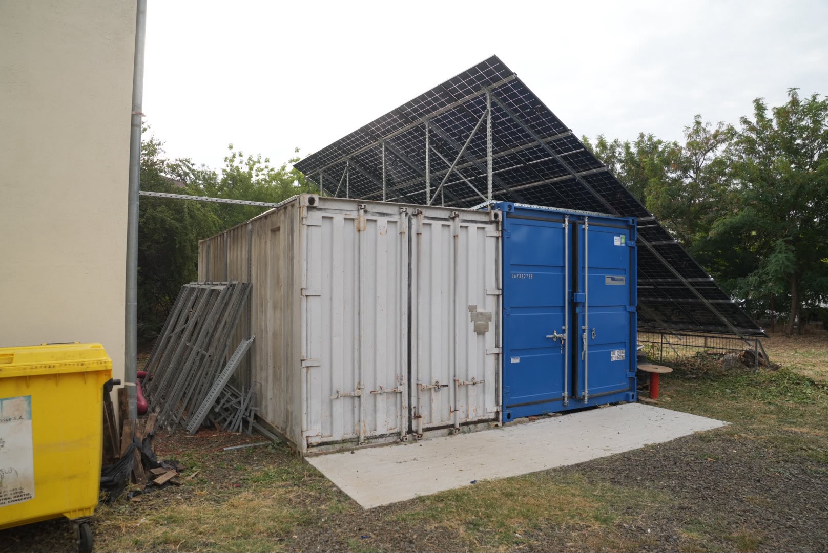 Containere metalice și structura metalică pentru panouri fotovoltaice amplasate ilegal pe terenul public