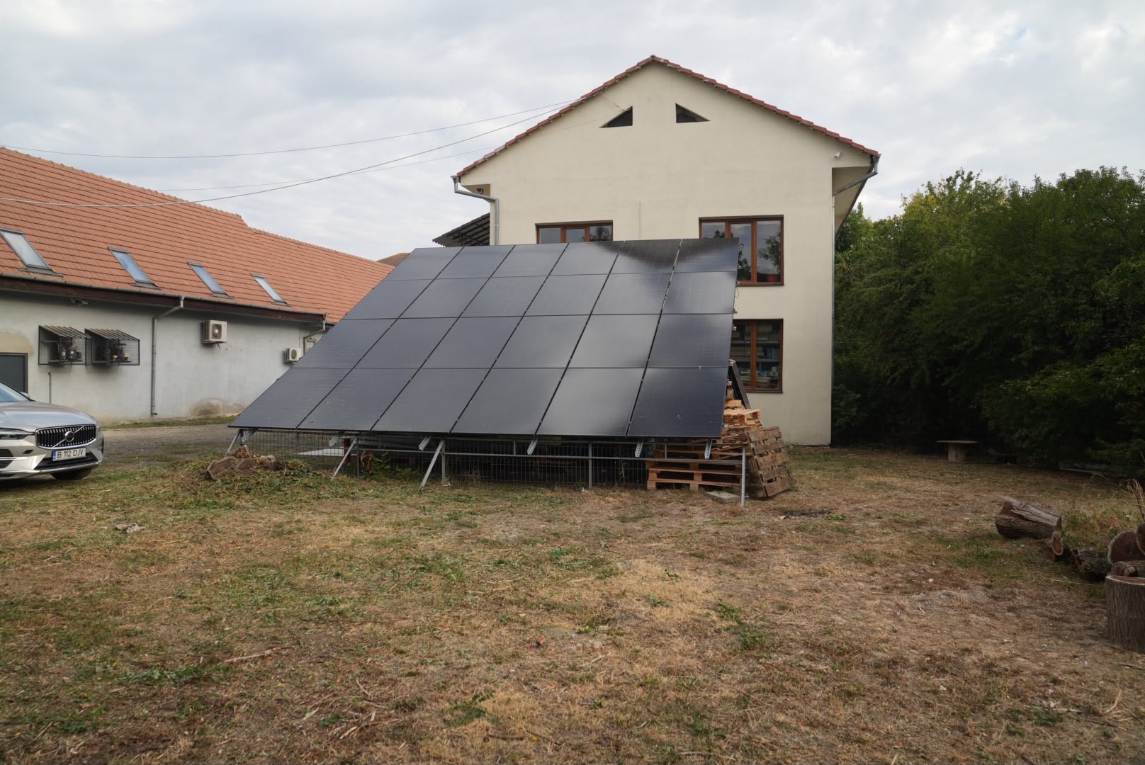 Structura de panouri fotovoltaice ridicată ilegal pe terenul public de pe Calea Girocului