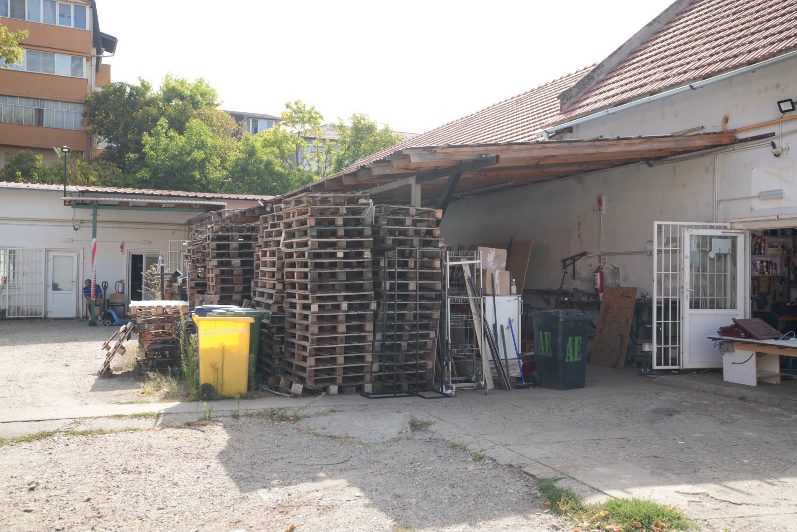 Paleți și materiale identificate pe terenul public, în cadrul acțiunii de eliberare a domeniului public