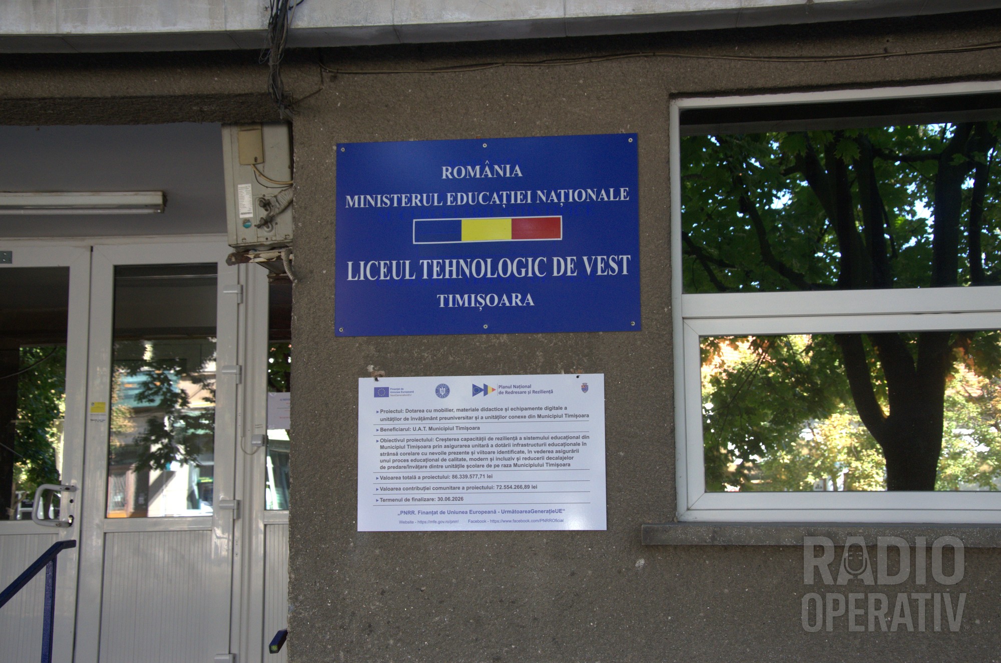 Firma Liceului Tehnologic de Vest din Timișoara și panoul de finanțare PNRR afișat dedesubt