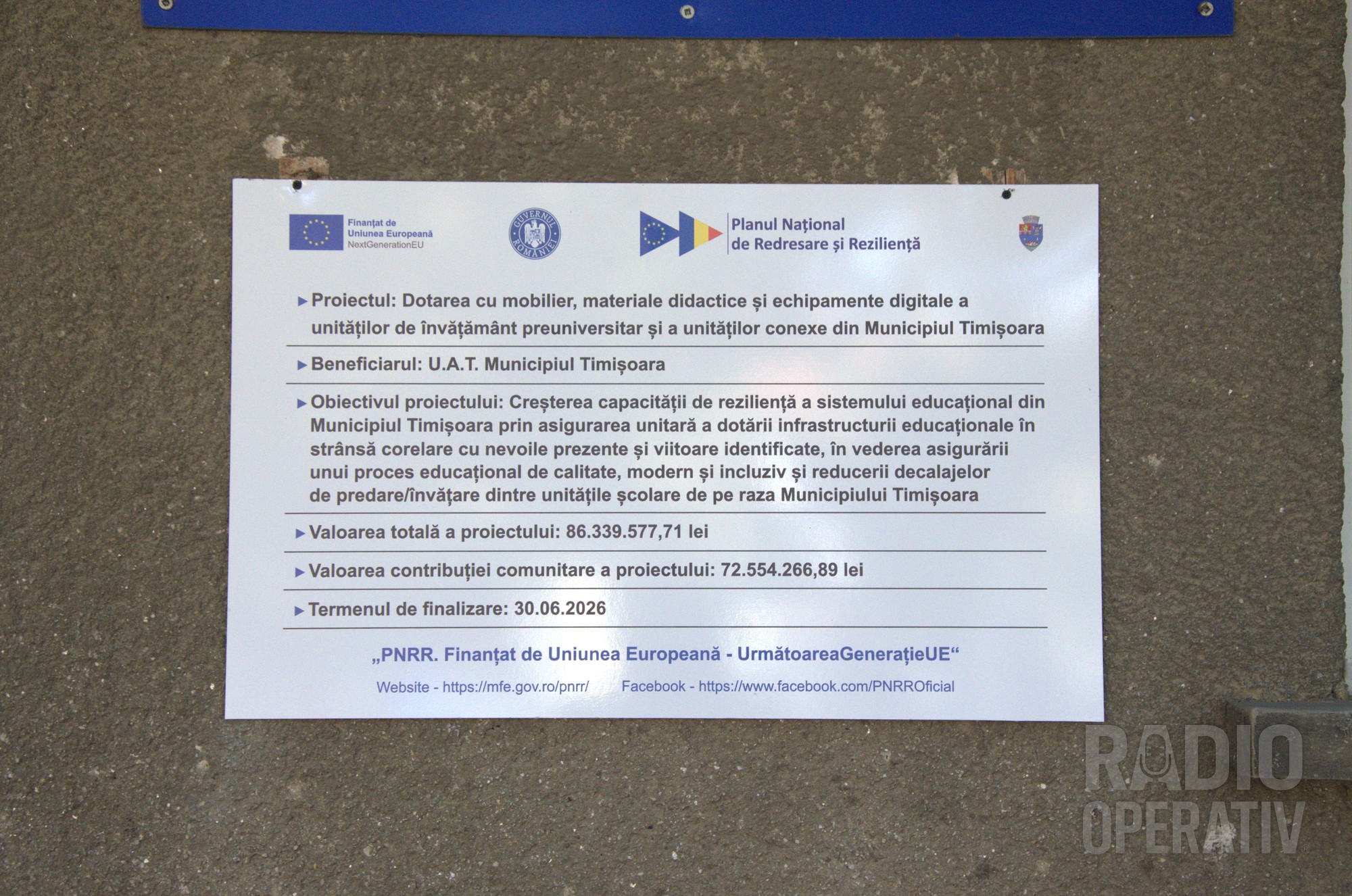 Panoul de finanțare PNRR afișat pe fațada Liceului Tehnologic de Vest din Timișoara