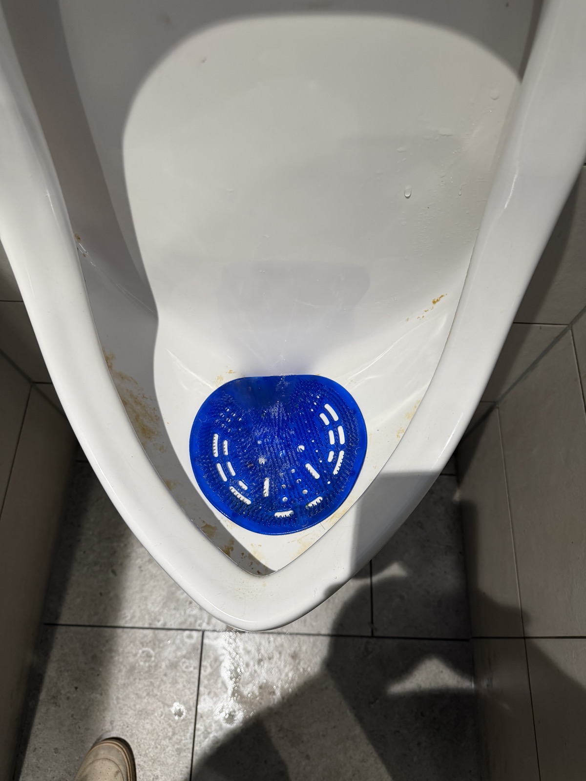 Pisoar din toaleta pentru clienți a magazinului Kaufland de pe Strada Conac, Timișoara, cu urme vizibile de murdărie