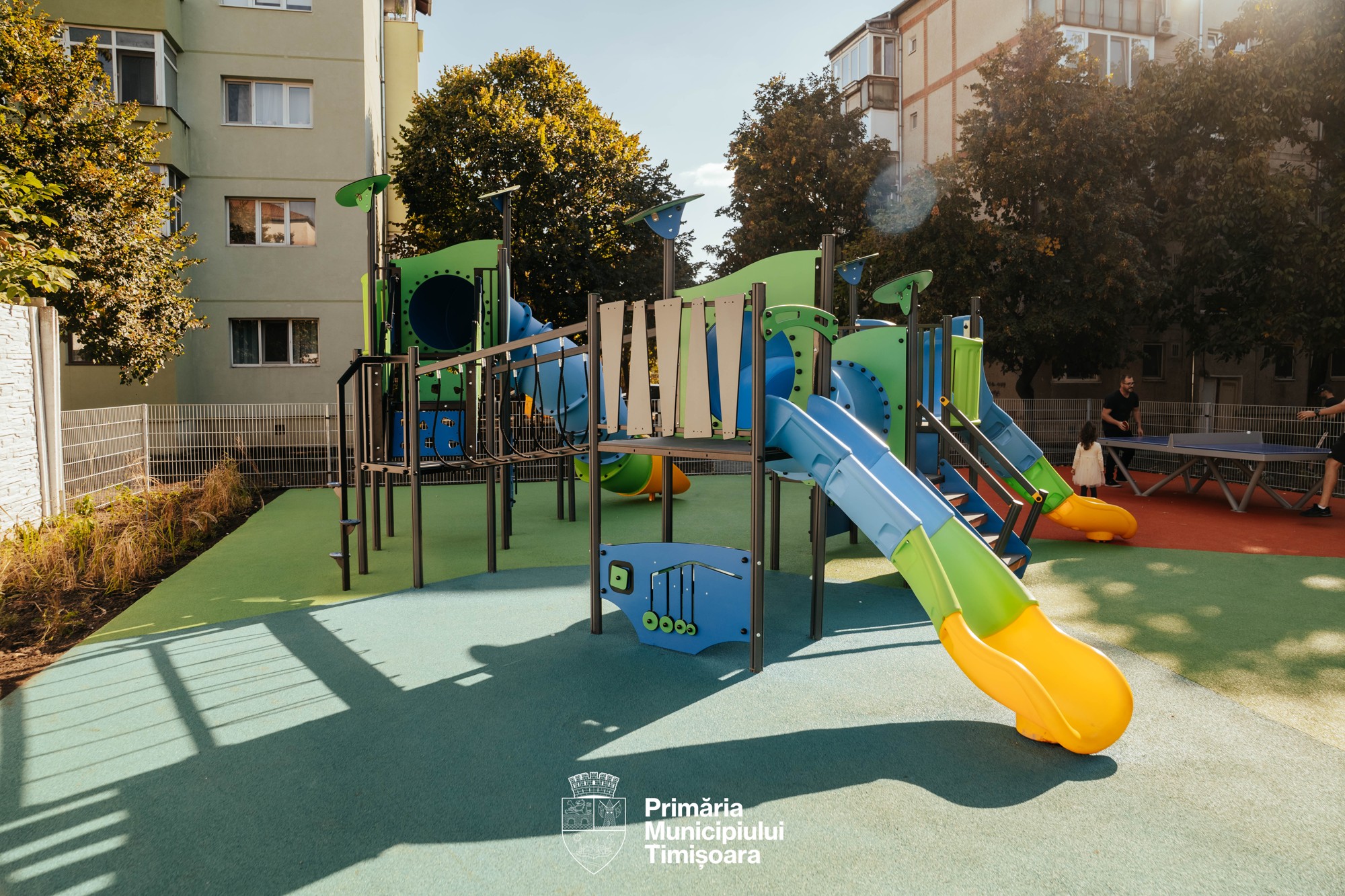 Complex de joacă cu tobogane, la locul de joacă modernizat de pe strada Mureș din Timișoara
