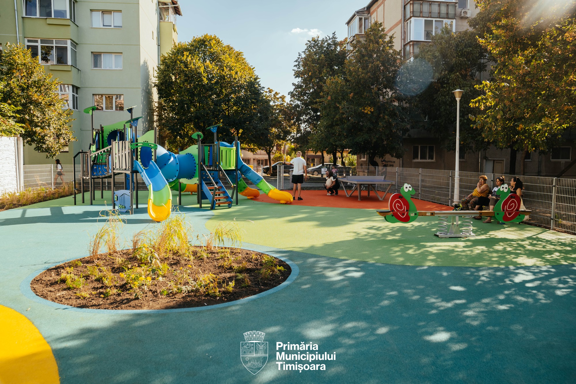 Vedere de ansamblu a locului de joacă modernizat de pe strada Mureș