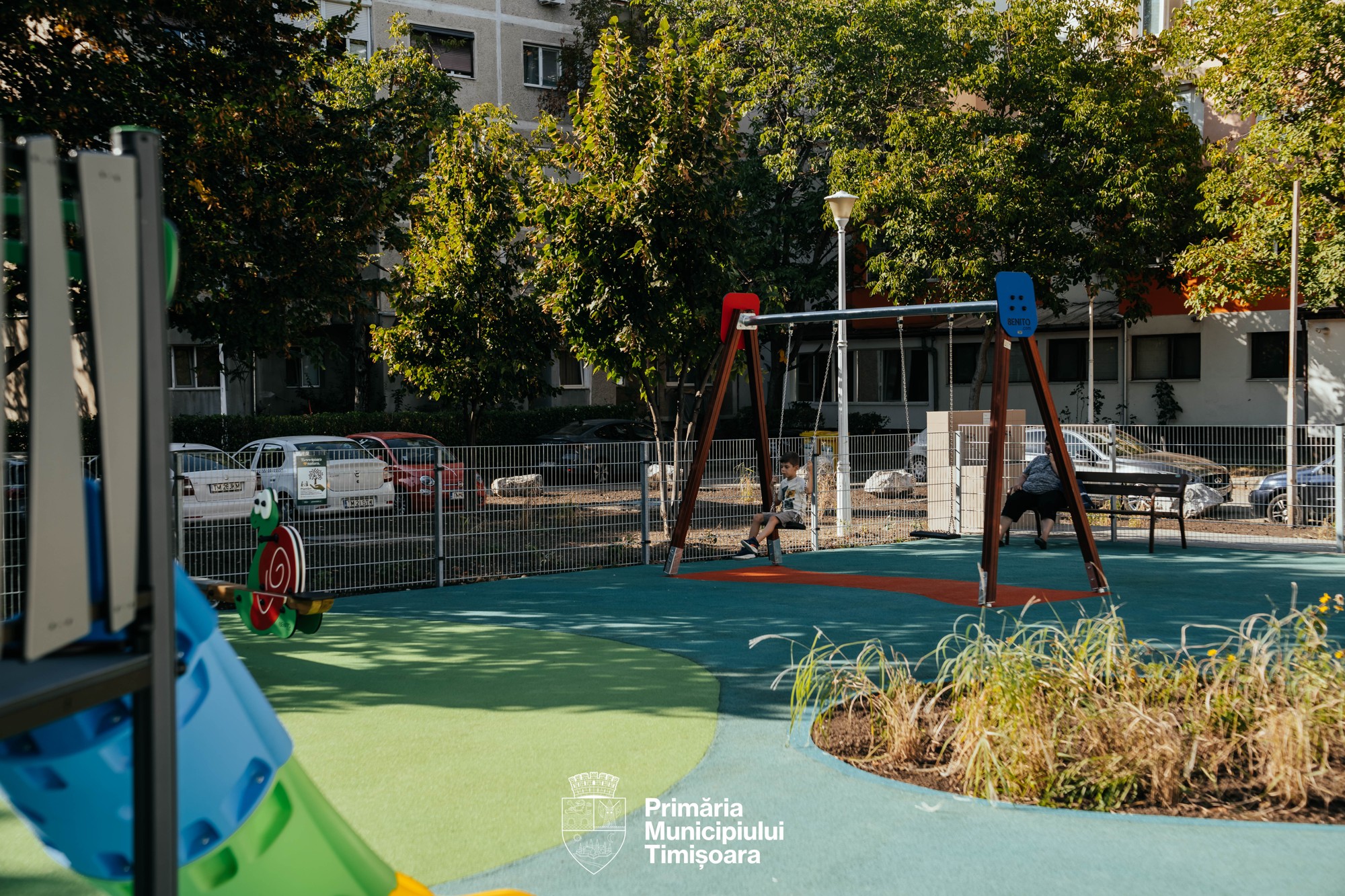 Leagăne și balansoar în formă de melc, la locul de joacă de pe strada Mureș