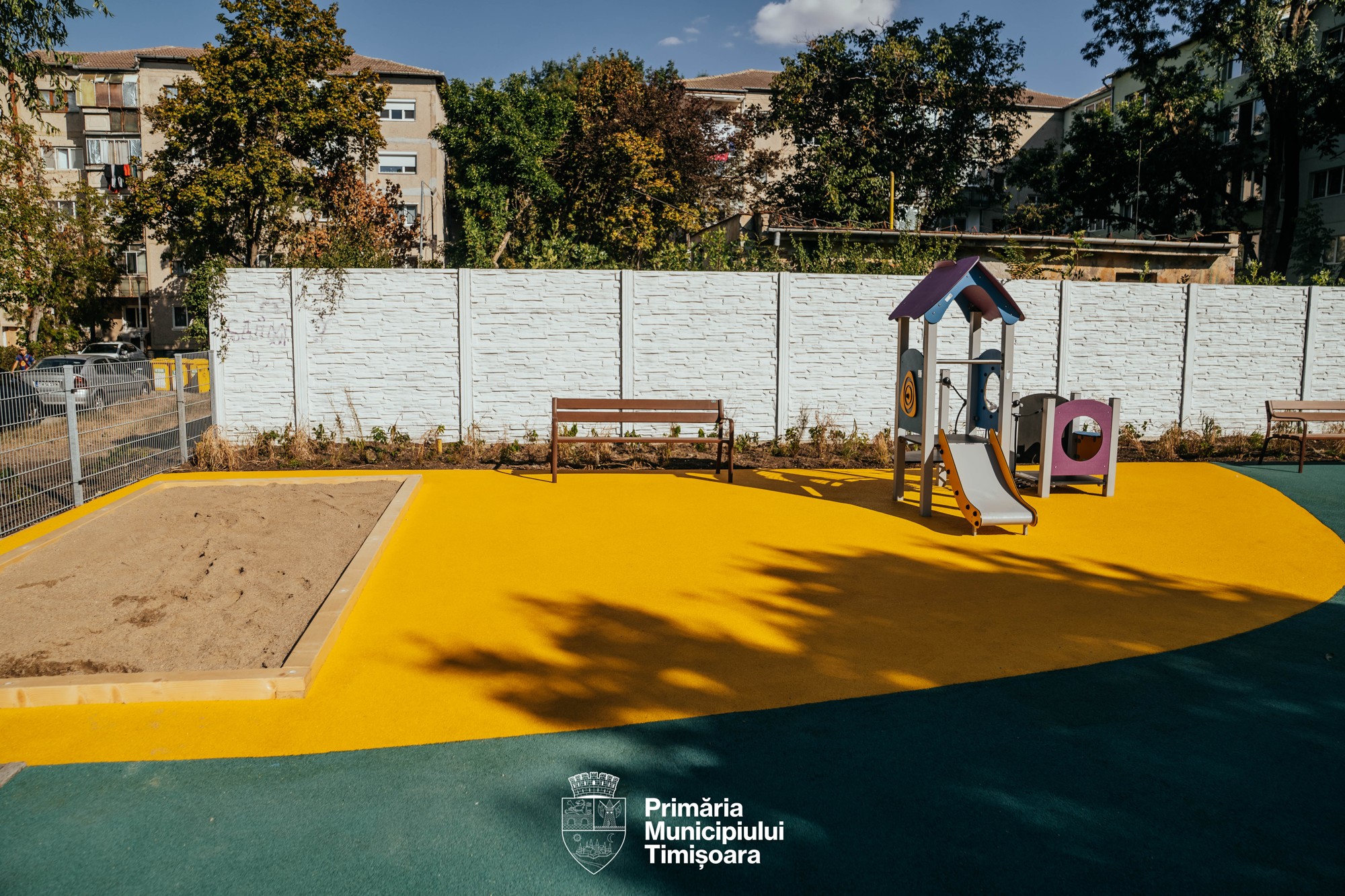 Zona cu groapă de nisip și complex de joacă pentru copiii mici
