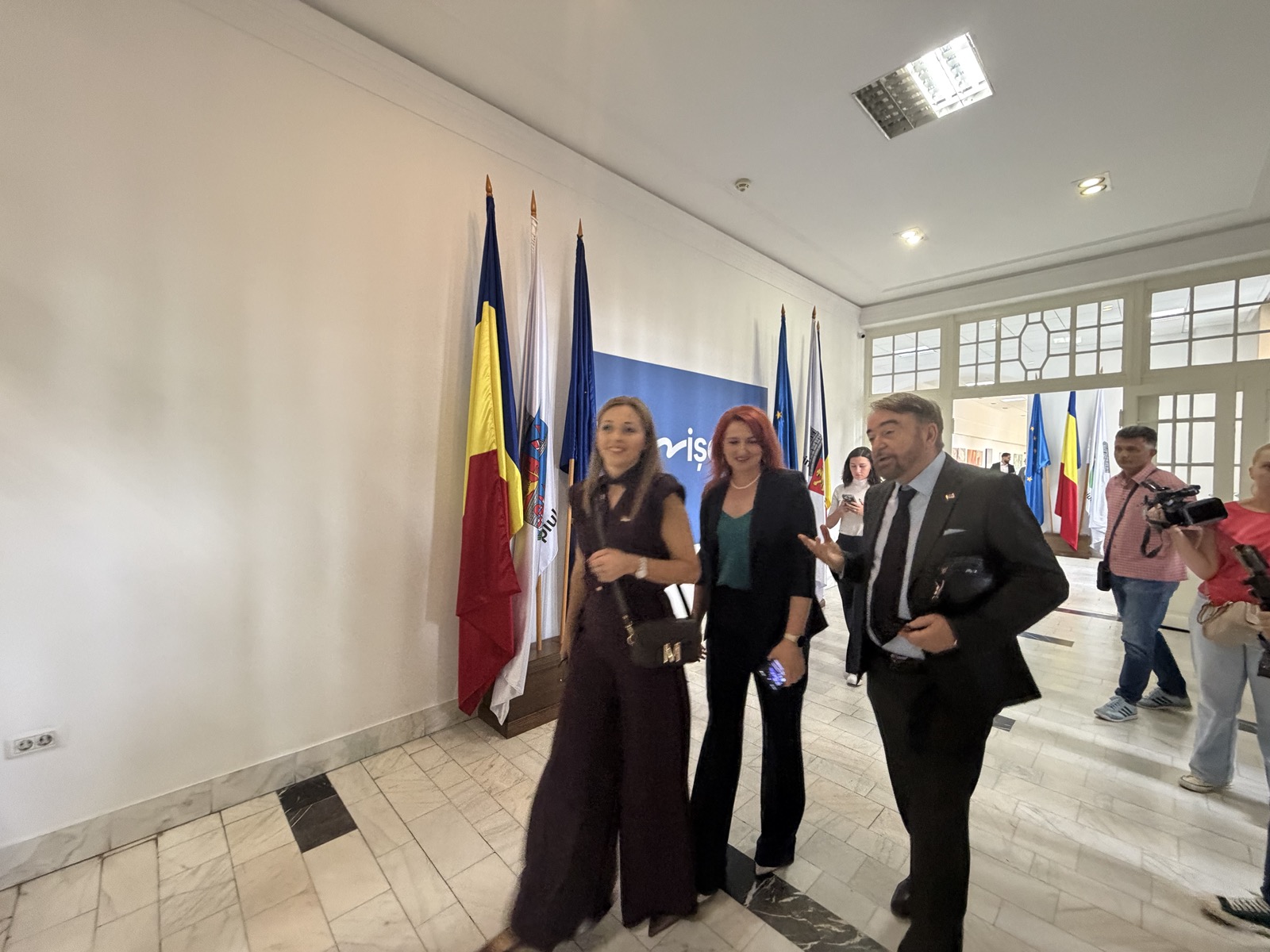 Oficialii români și sârbi, în holul Primăriei Timișoara