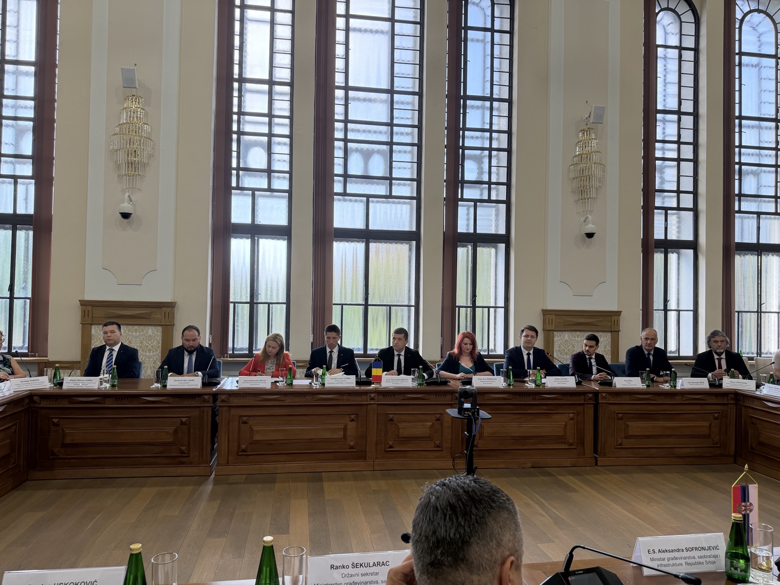 Delegațiile la masa de discuții, în sala de consiliu a Primăriei Timișoara