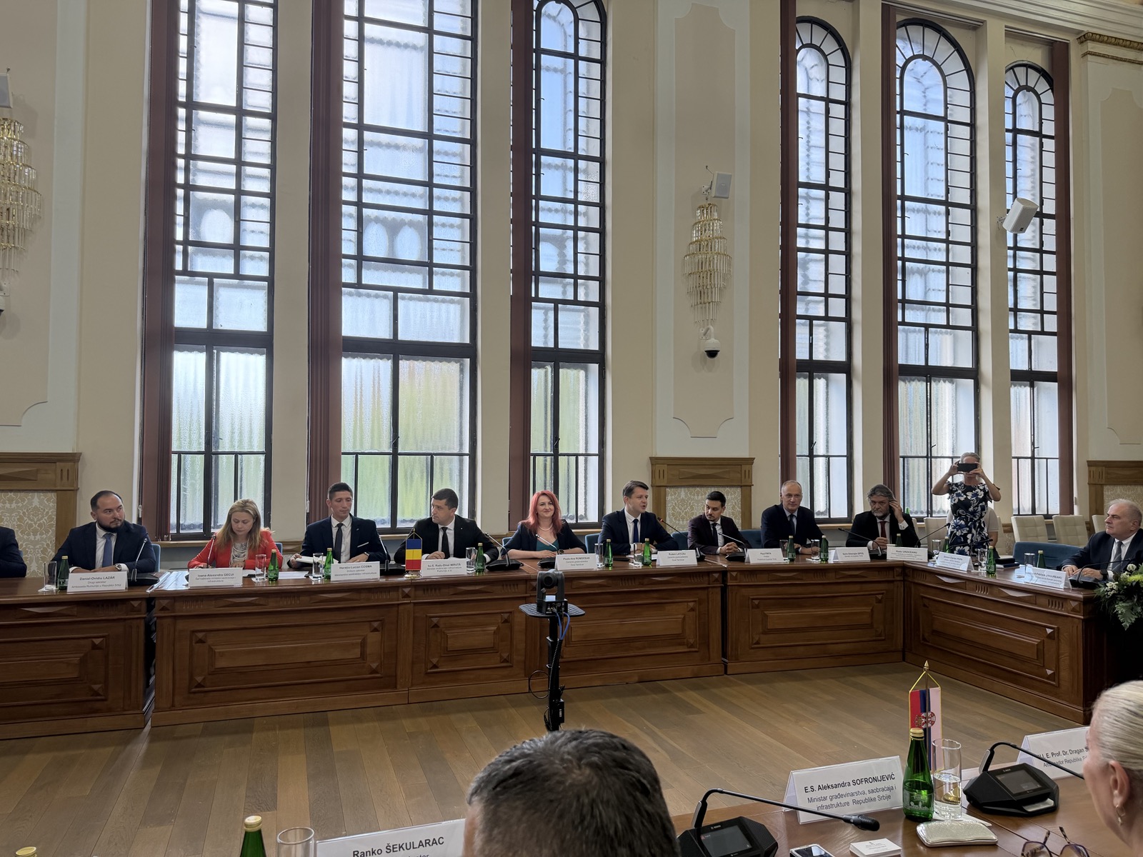 Vedere de ansamblu asupra delegațiilor și a presei prezente la eveniment