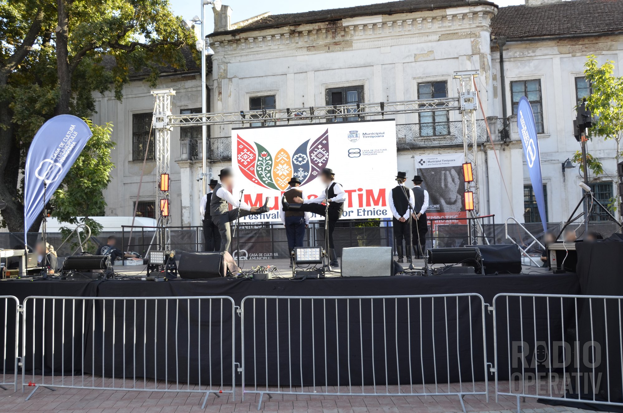 Figură de dans cu piciorul ridicat, pe scena festivalului