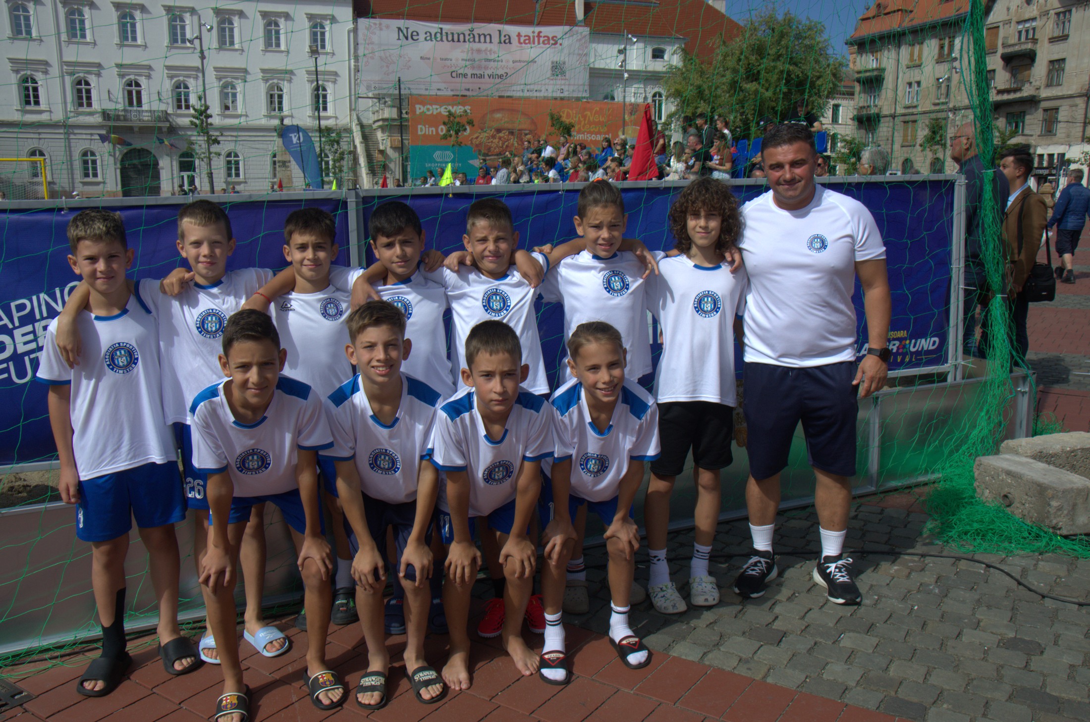 A doua garnitură de juniori a Asociației Sportive Tim Star, în echipament alb-albastru